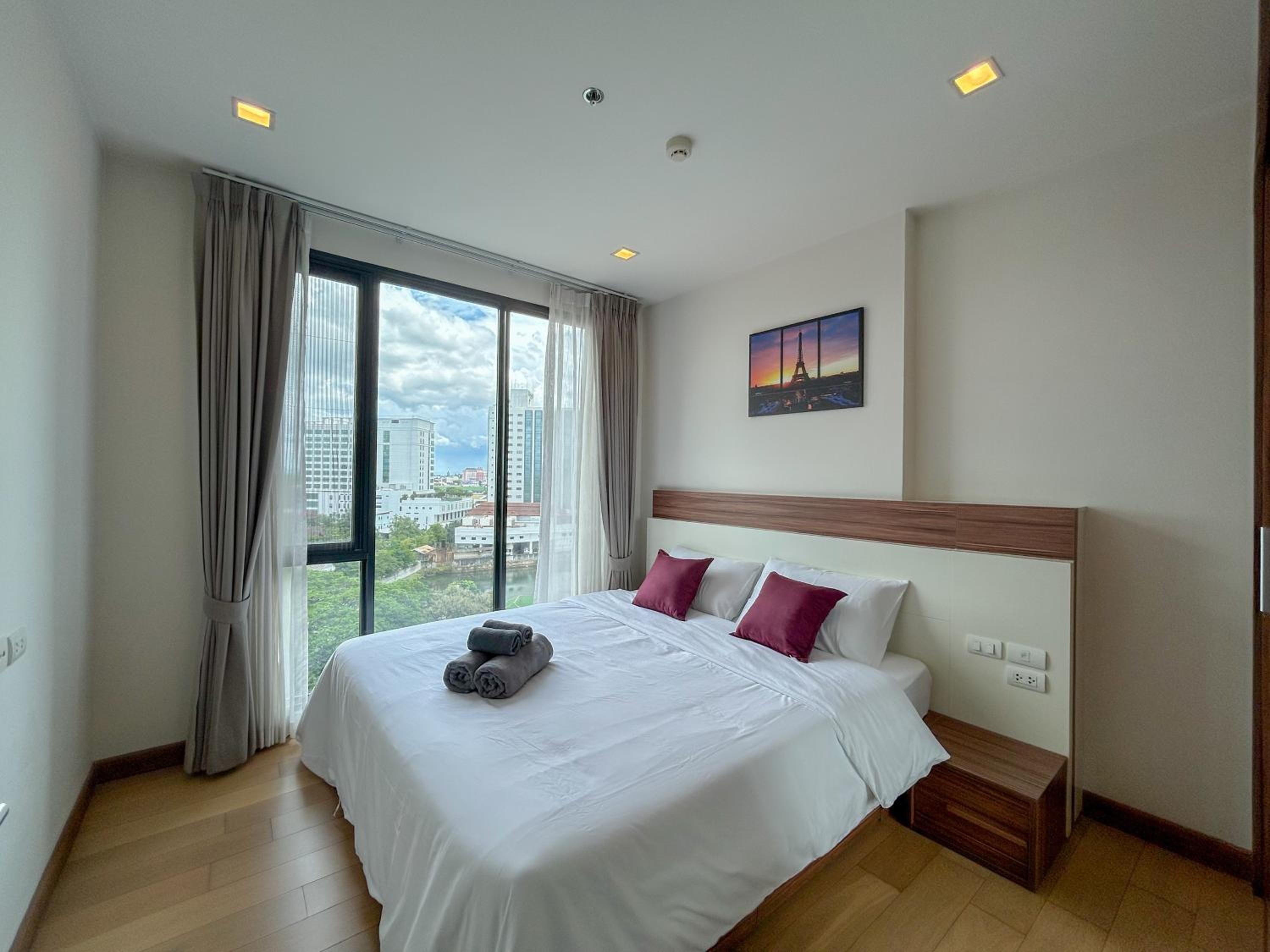 One-Bedroom Apartment with City View