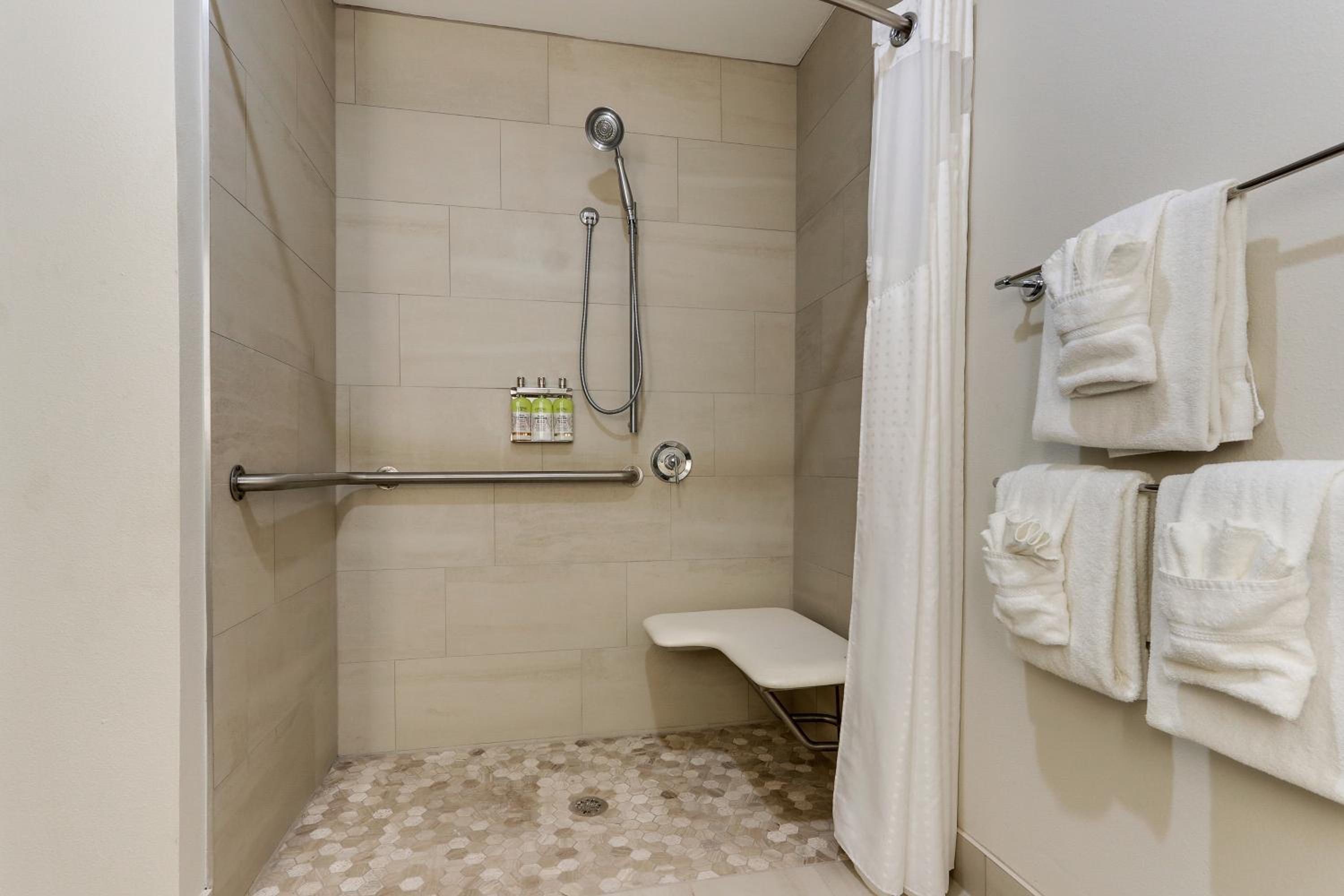 Standard King Room with Roll-In Shower - Mobility Access - Photo 4