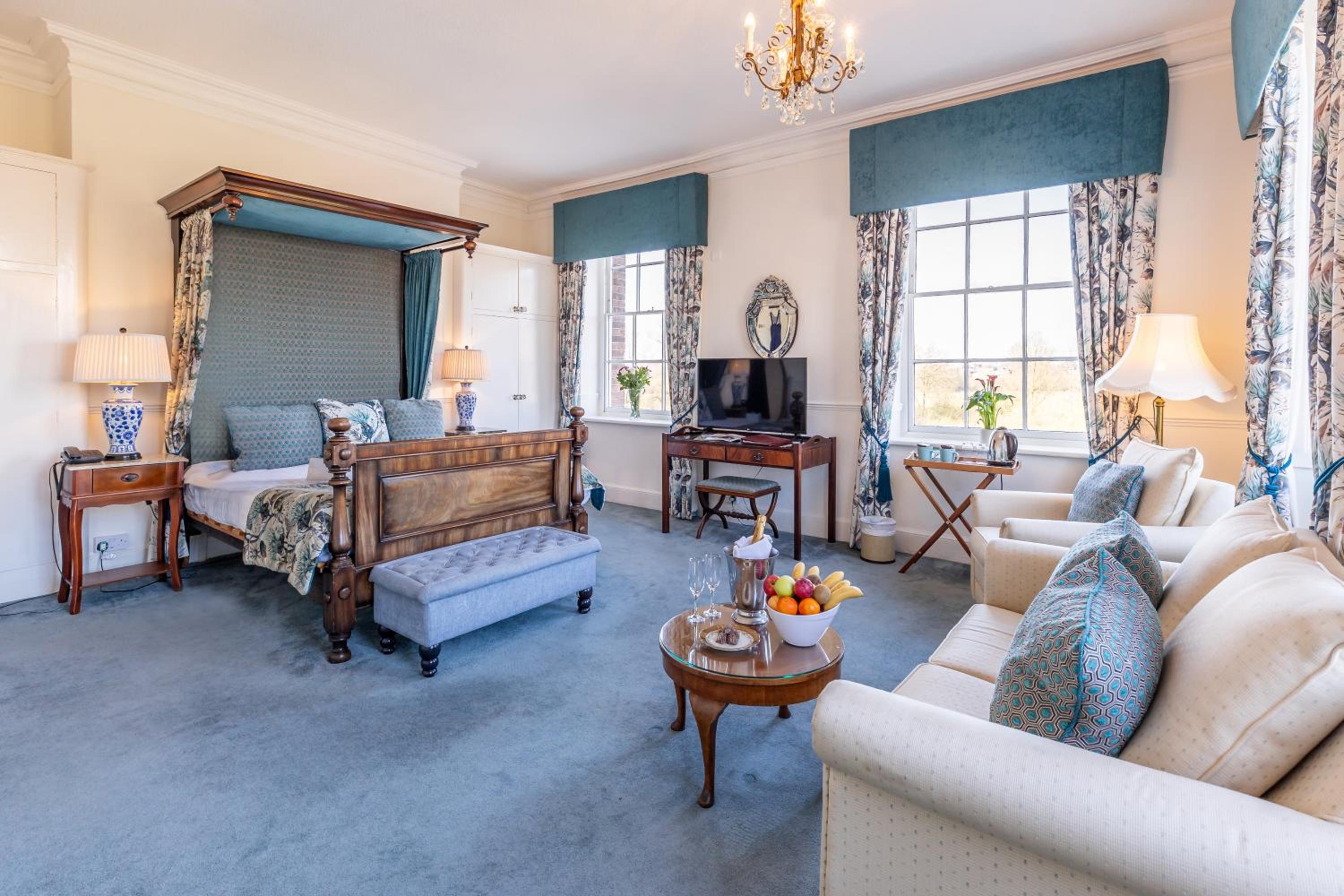 Suite - Photo 1