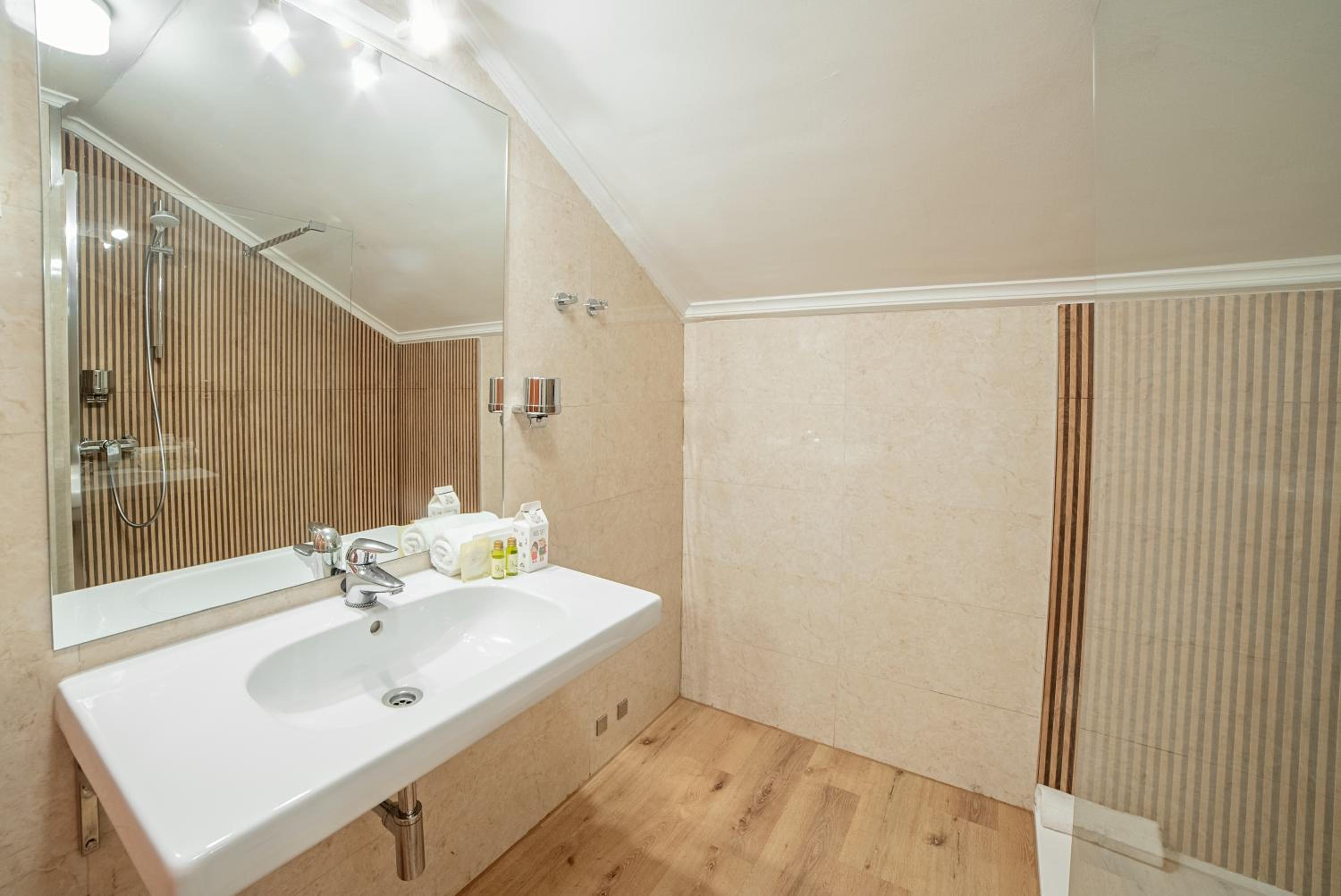 Superior Apartment with View (2 Adults + 1 Child) - Photo 2