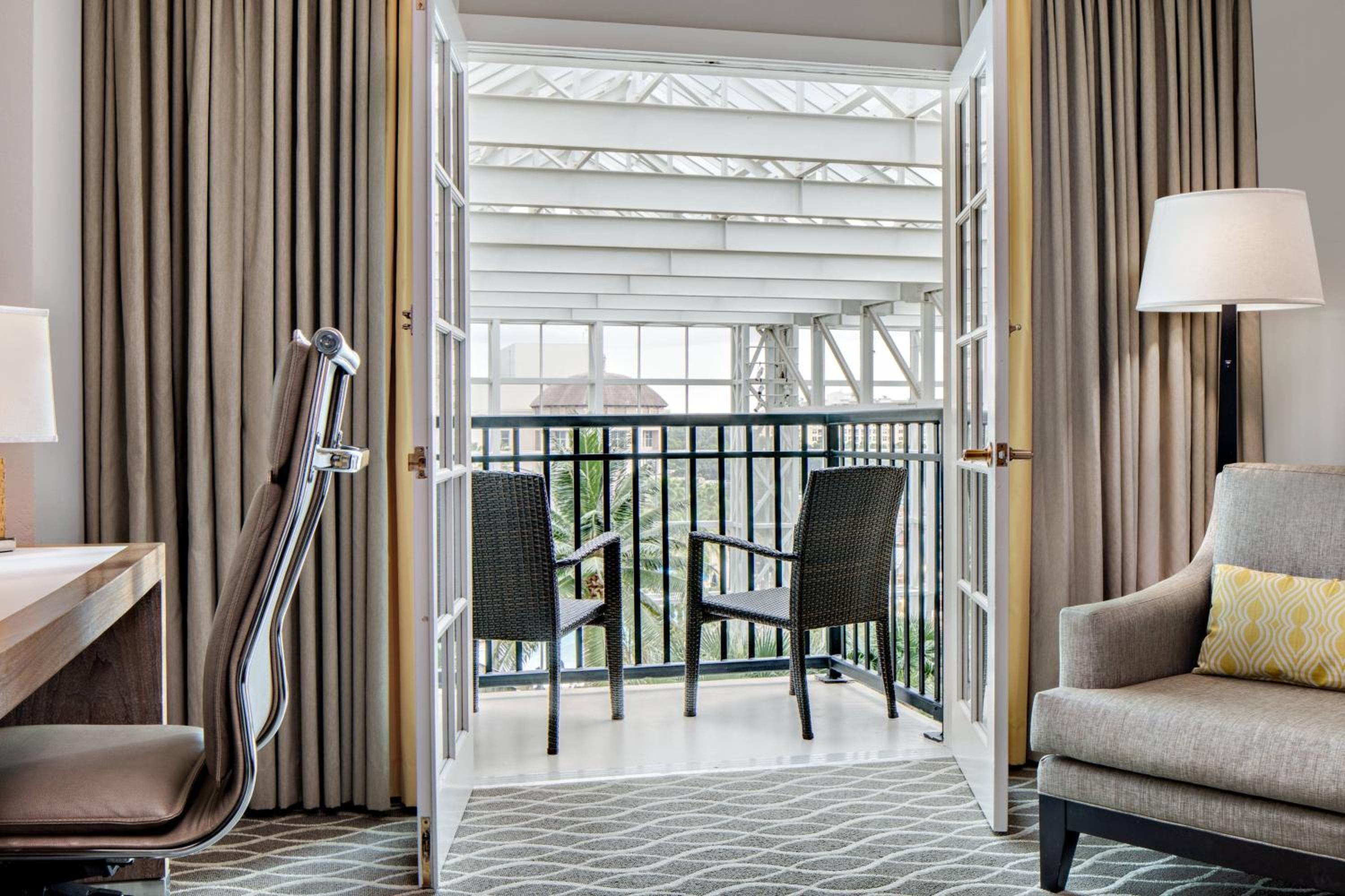 King Room Atrium View - Balcony