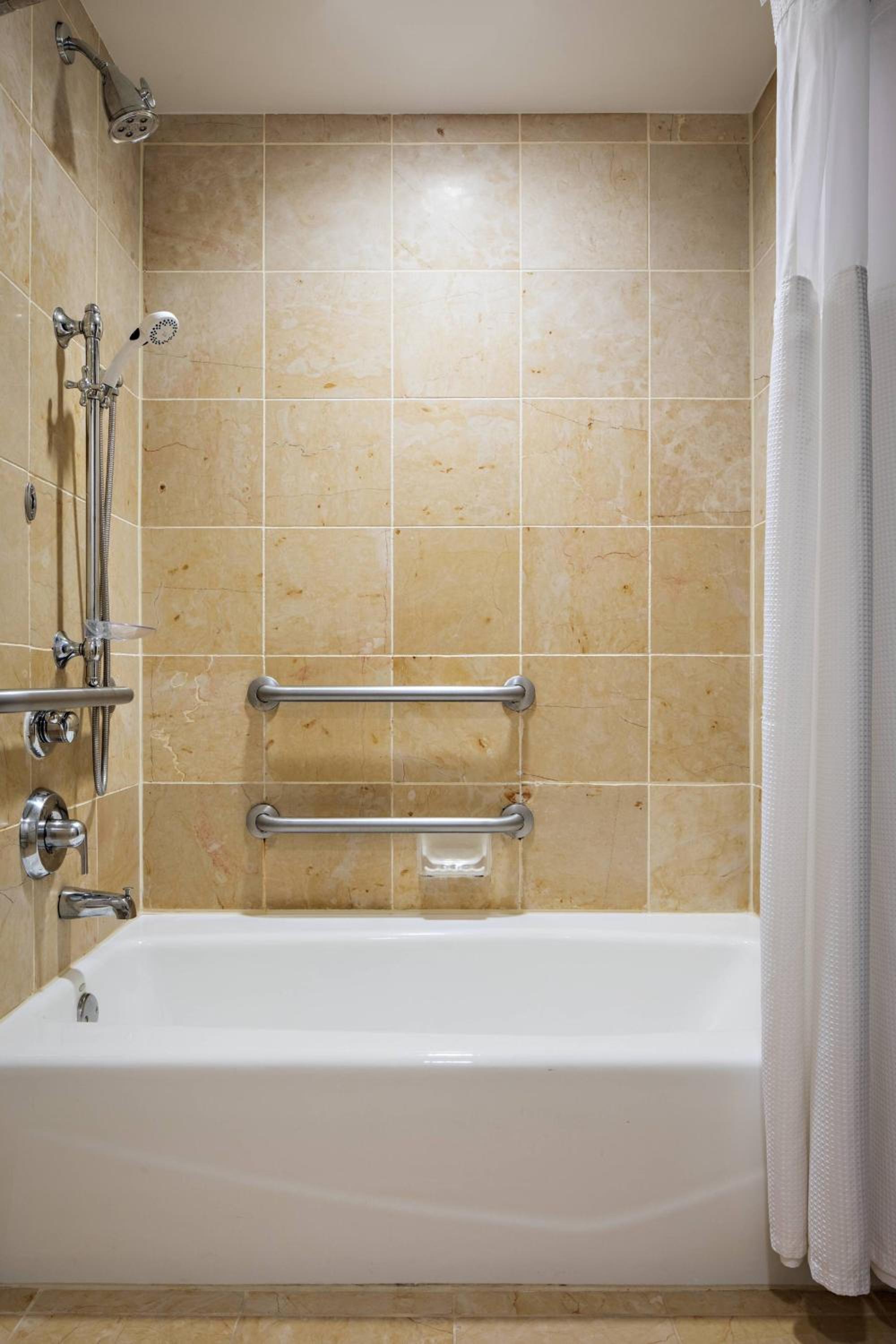 Emerald Bay Queen Room with Two Queen Beds, Main Atrium View and Adapted Tub - Mobility Accessible/Balcony