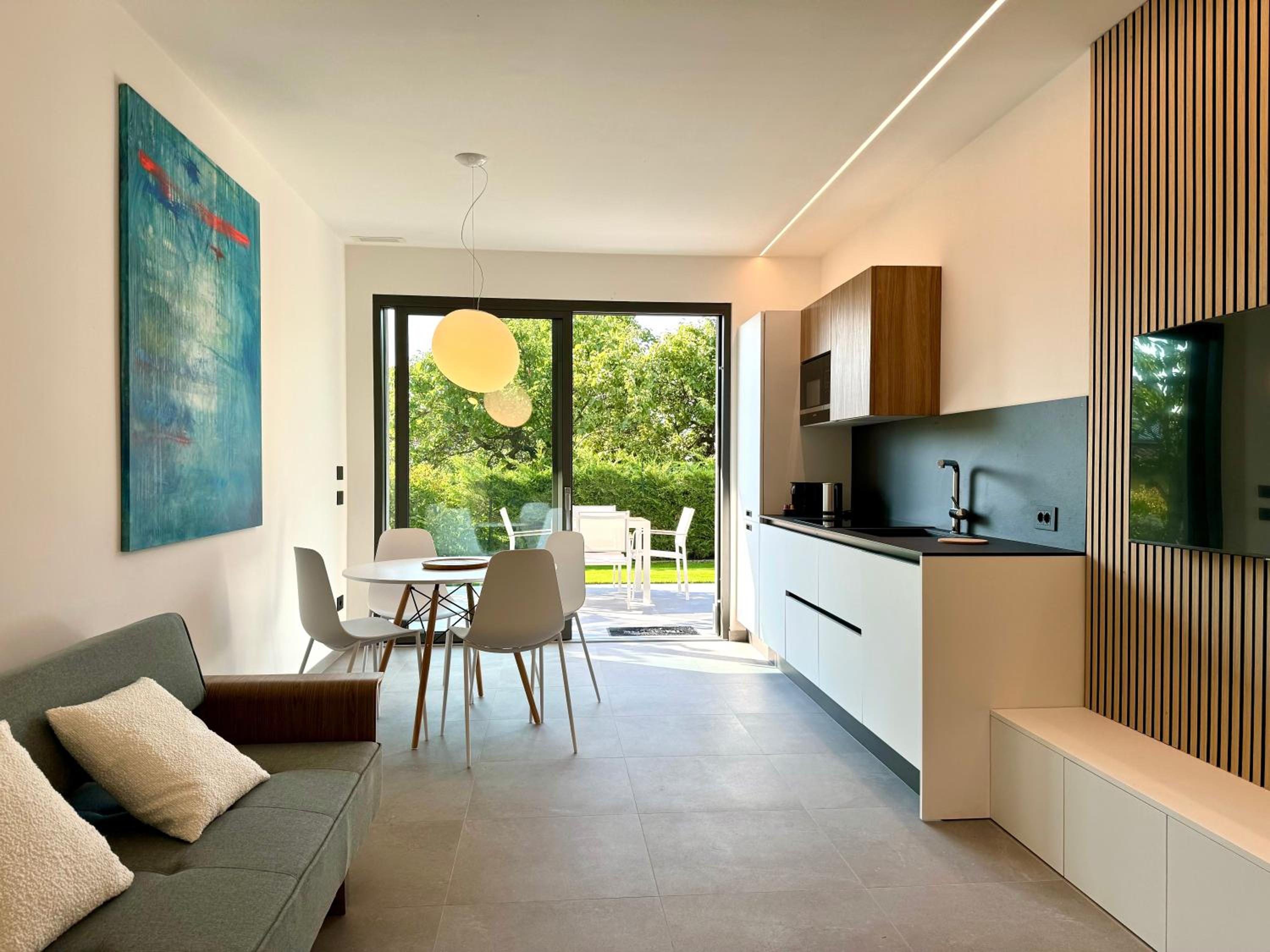 Apartment with Pool View 