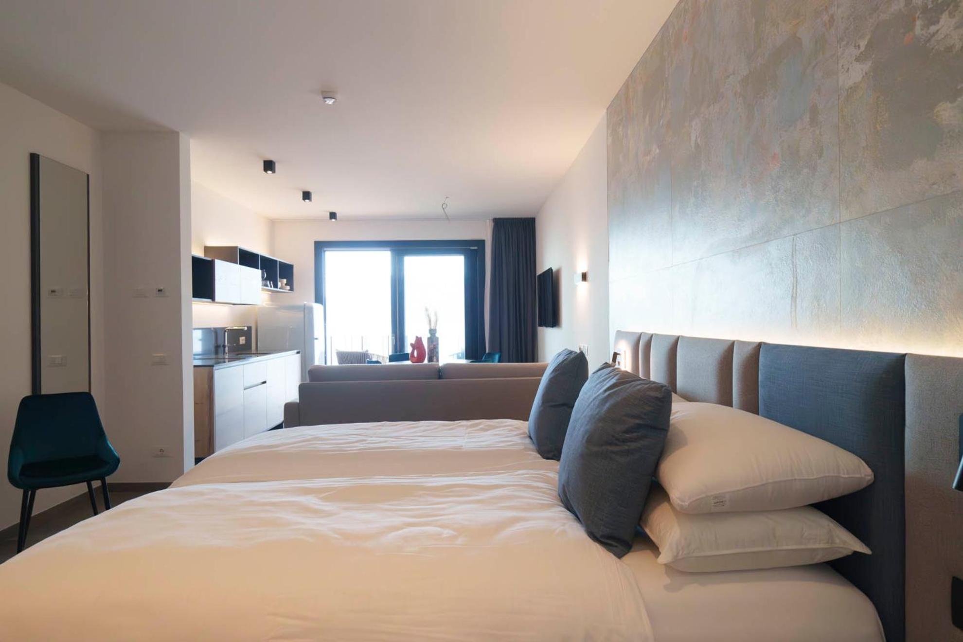 Junior Suite with Lake view and Balcony