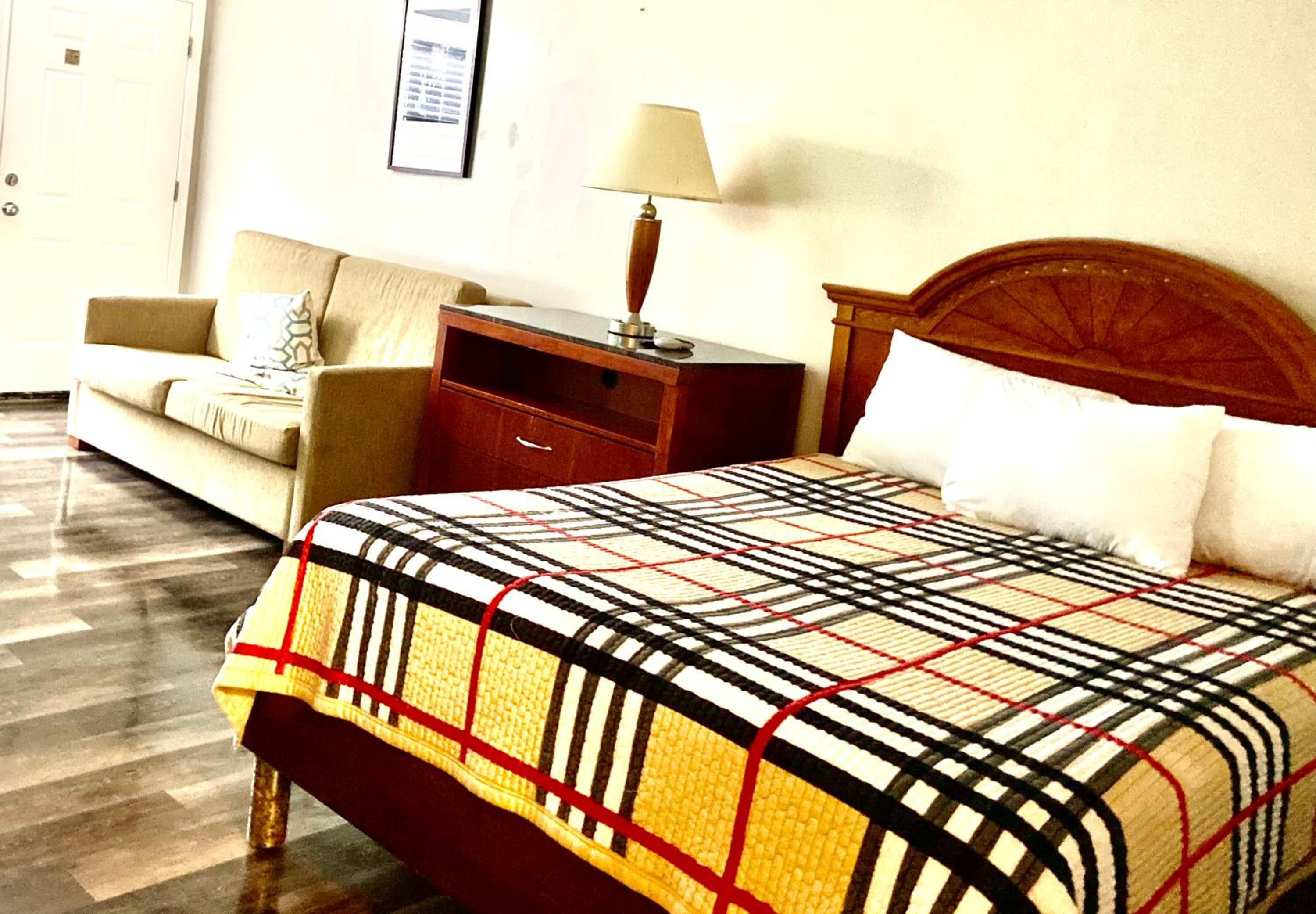 Deluxe King Suite - Photo 5