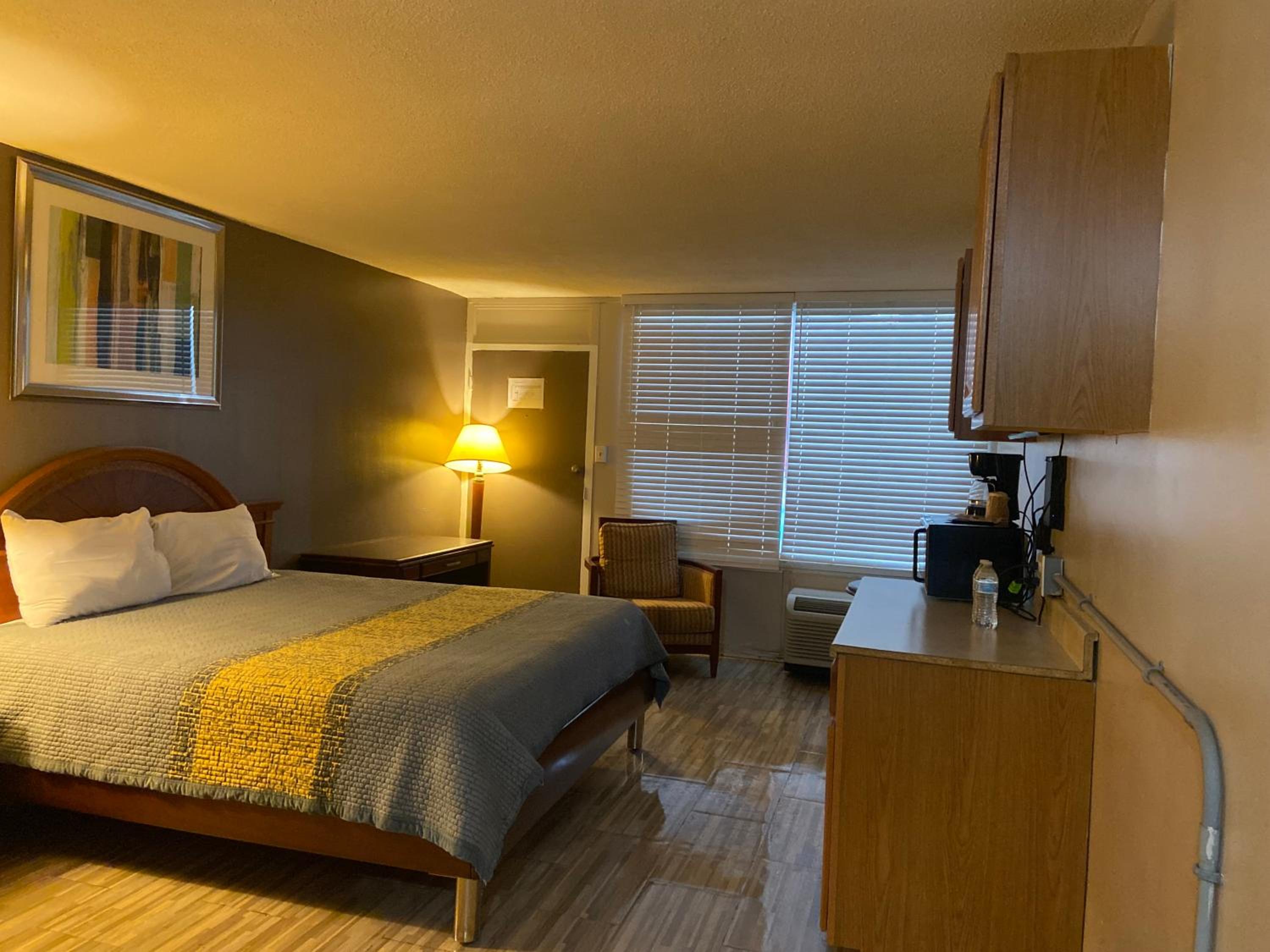 Deluxe Queen Room - Photo 6
