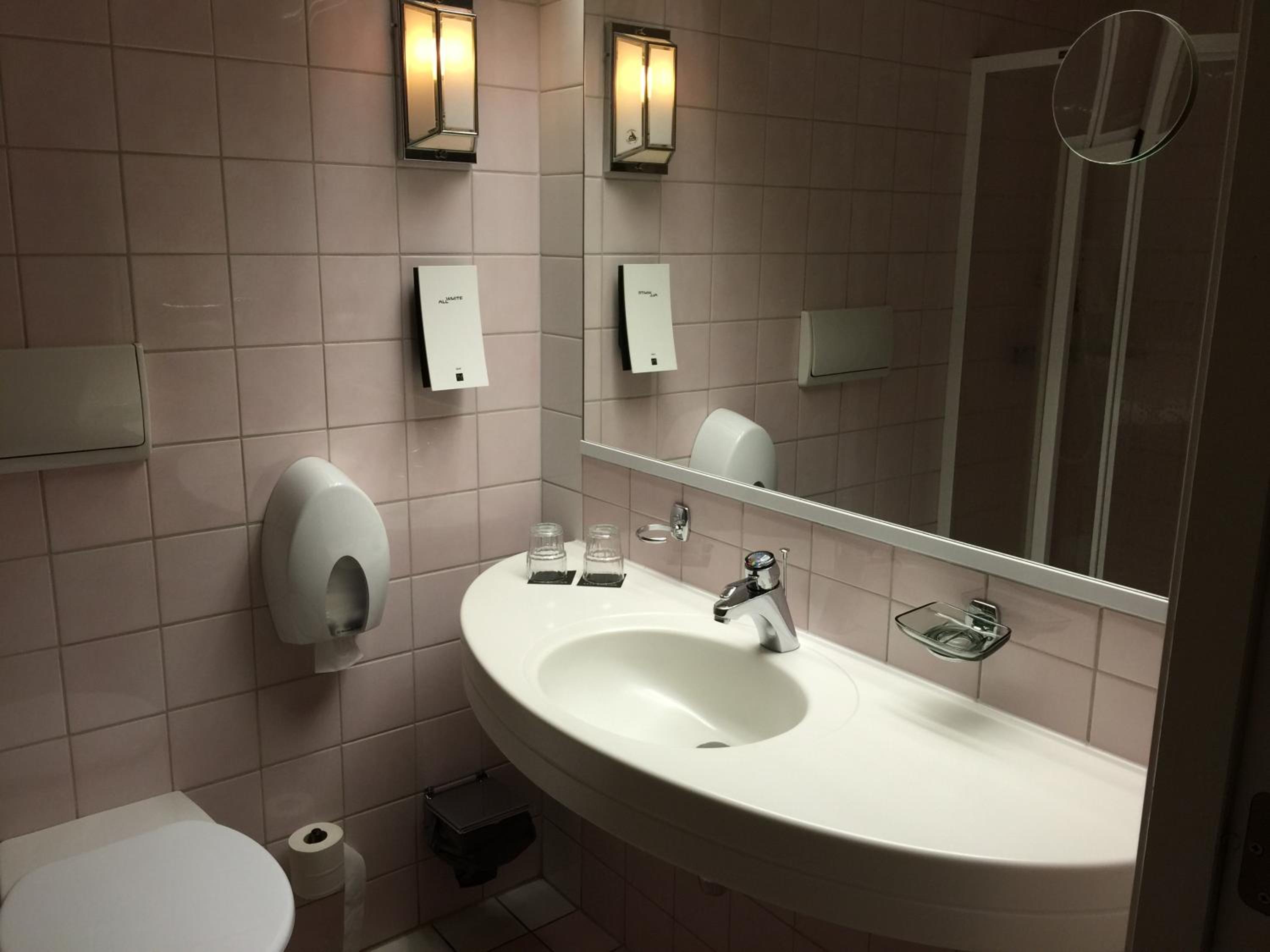 Standard Double or Twin Room - Photo 8