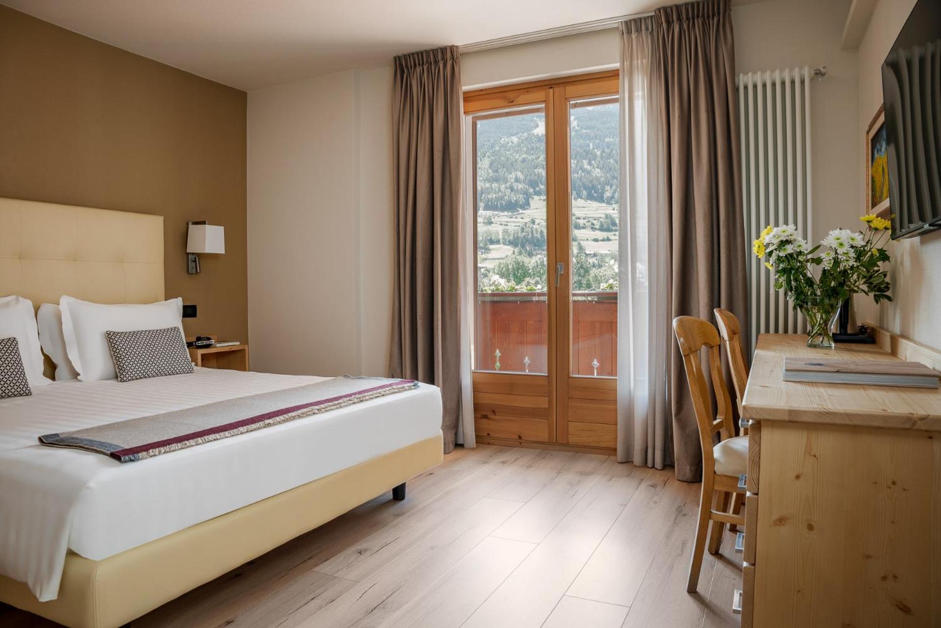 Deluxe Double Room - Photo 10