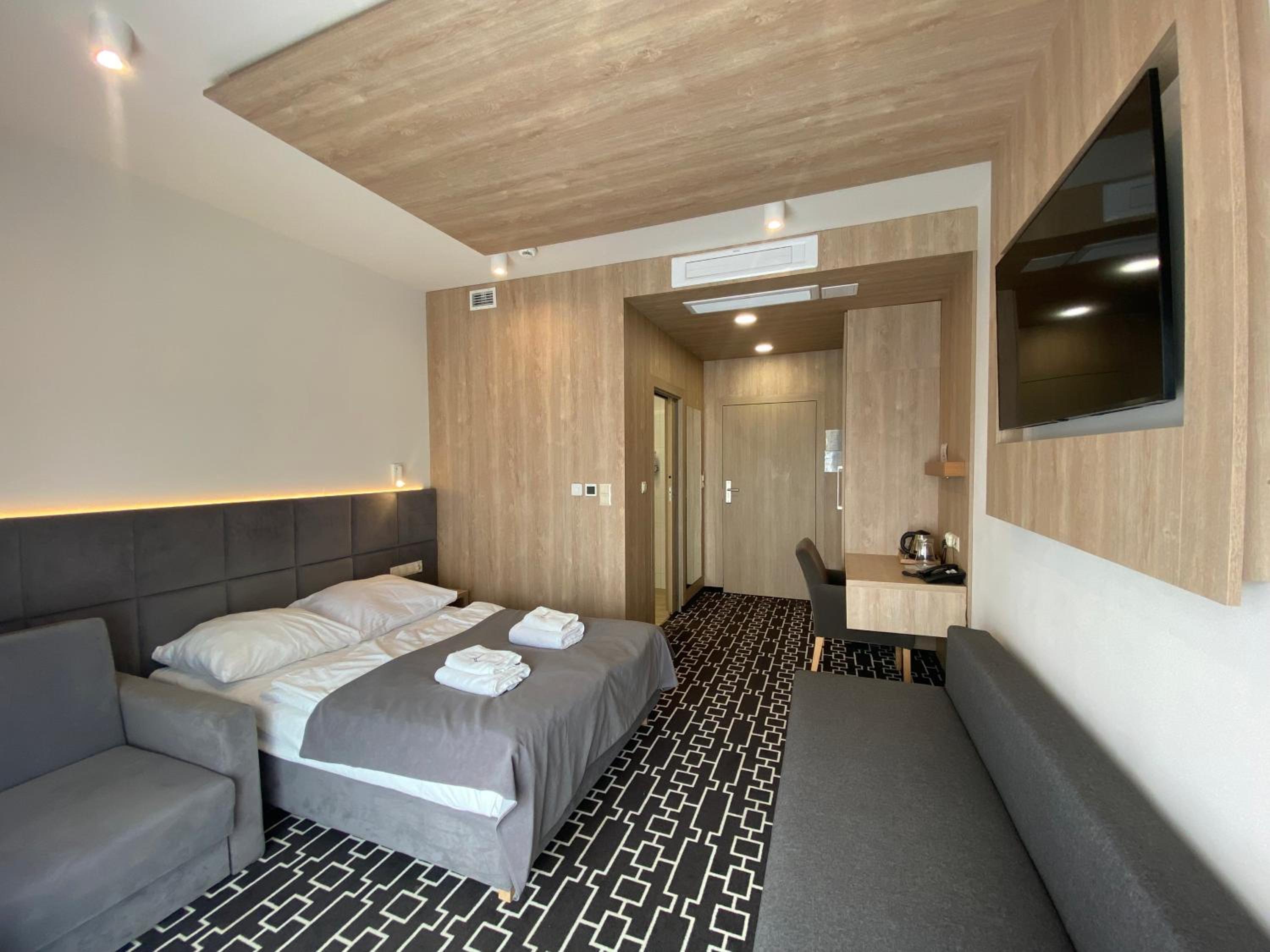 Deluxe Double Room with Balcony - Photo 4