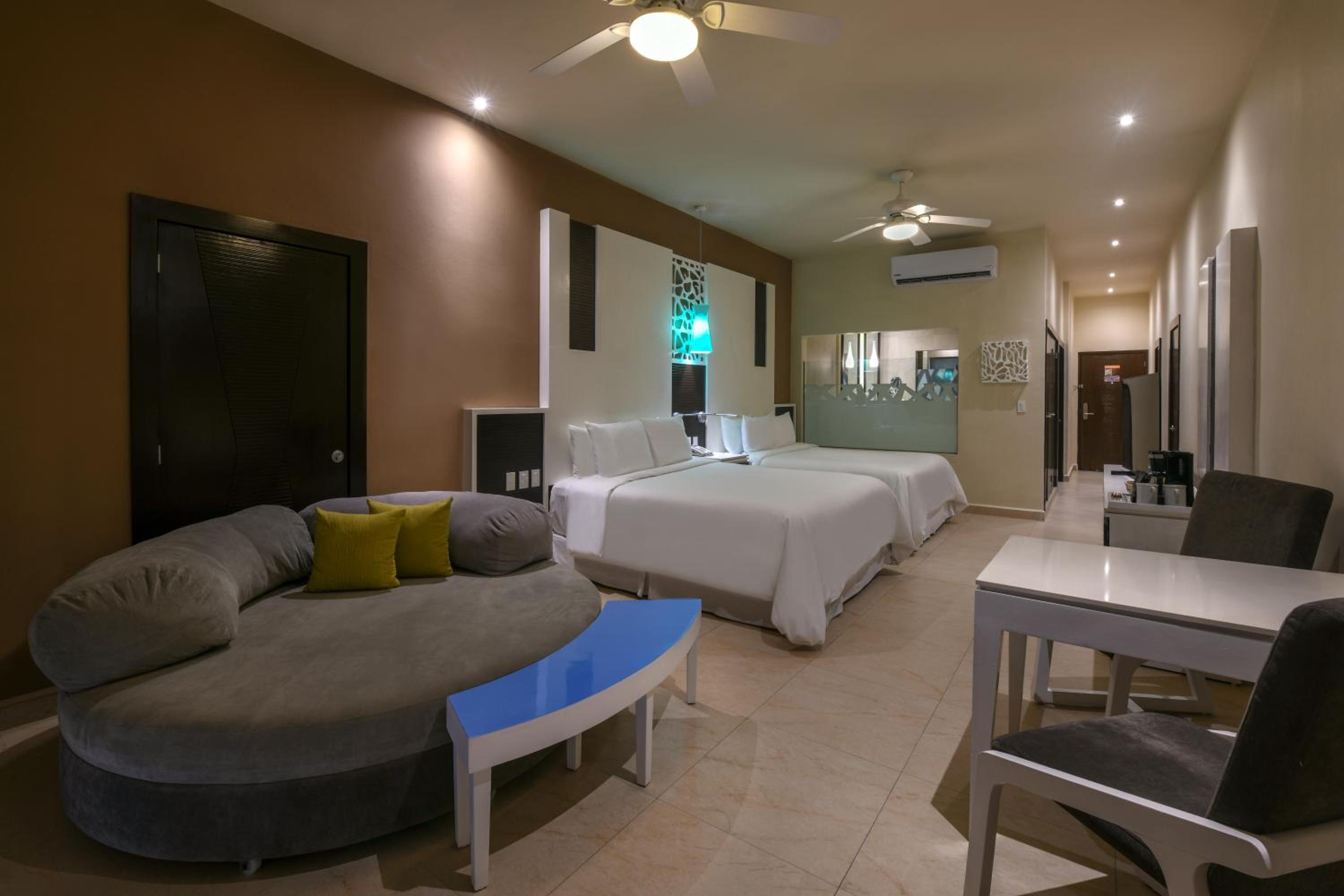 Oceanfront Pool Swim Up Suite - Photo 1