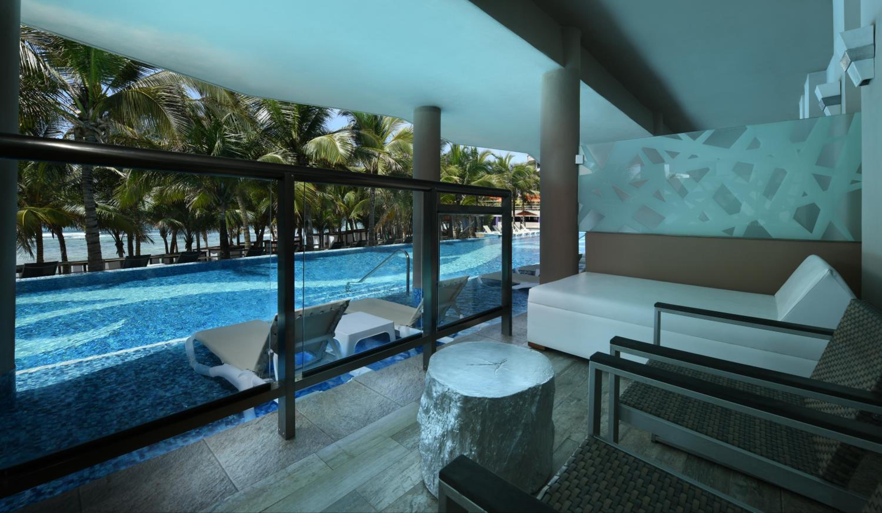 Oceanfront Pool Swim Up Suite - Photo 4