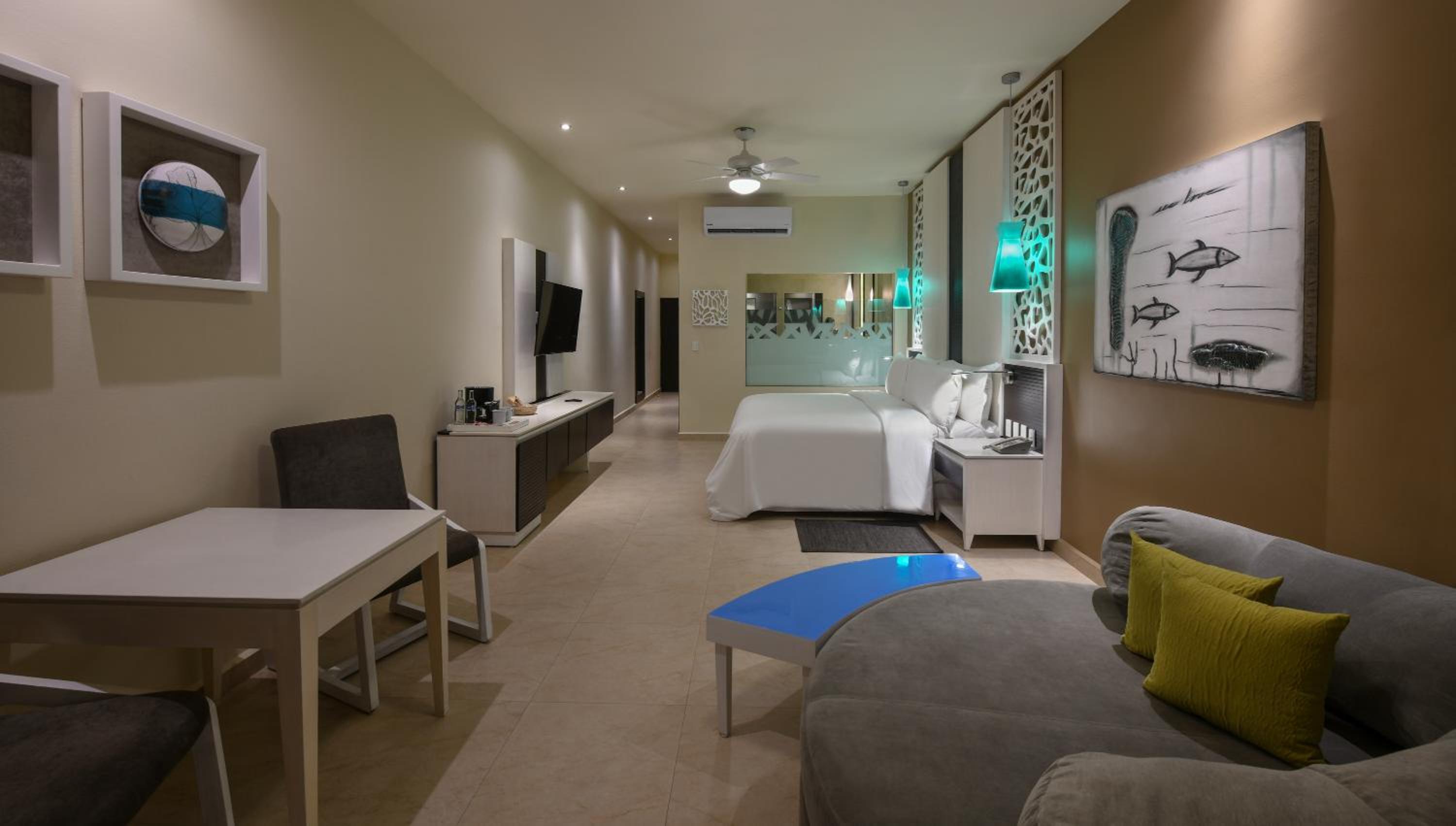 Oceanfront Pool Swim Up Suite - Photo 3