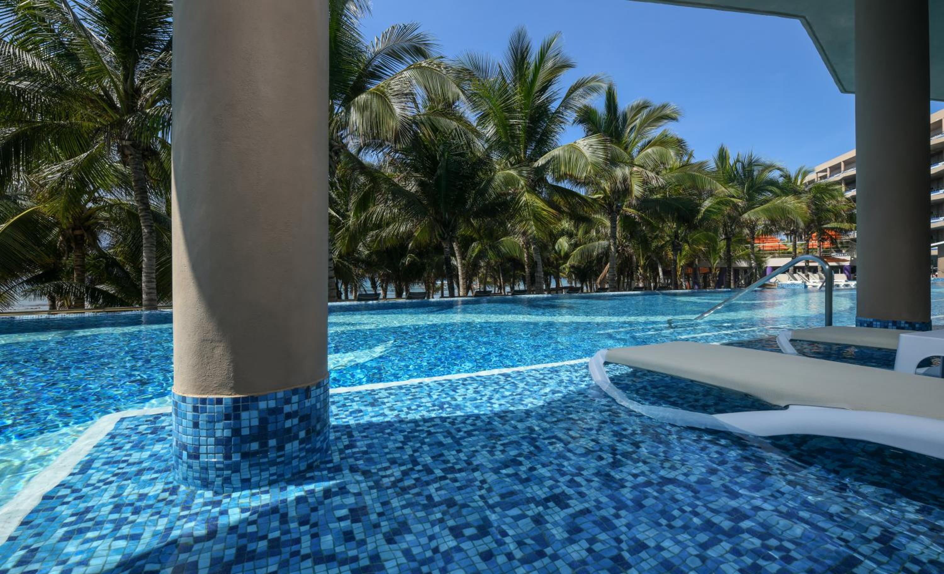 Oceanfront Pool Swim Up Suite - Photo 2