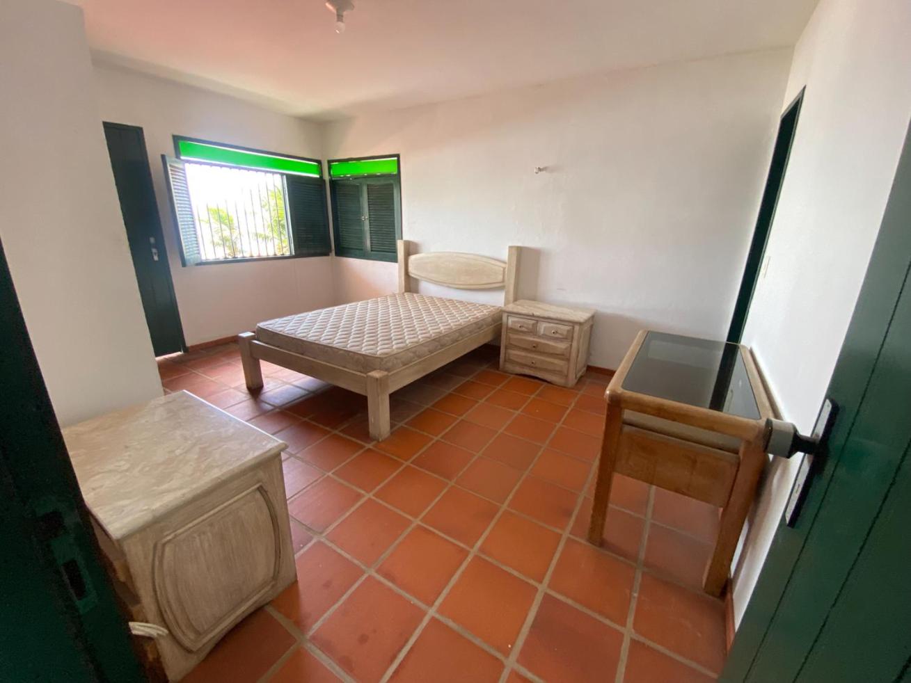Five-Bedroom House photo 1