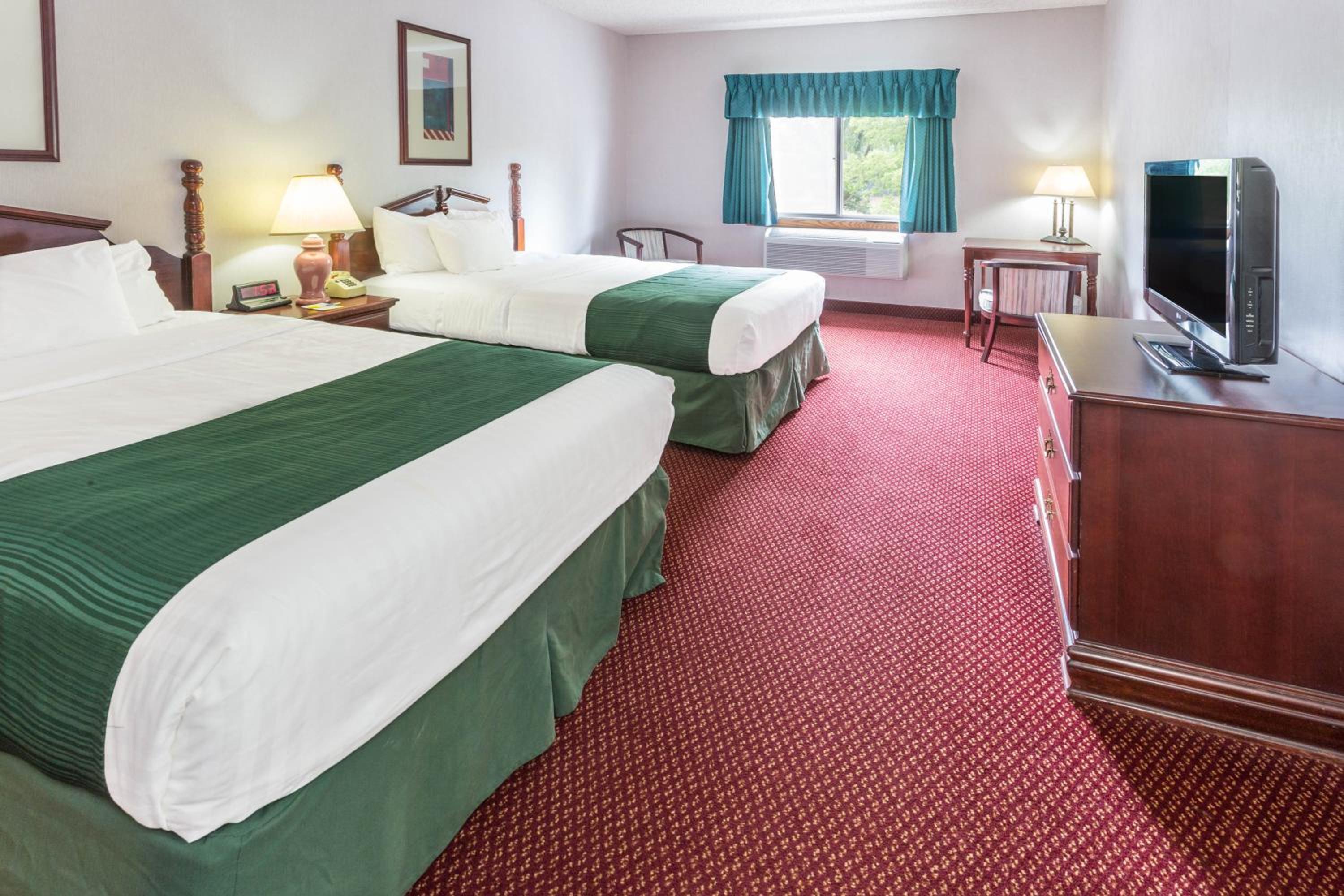 1 King Bed | Mob Acc RI Shwr Nsmk Micfridge - Photo 1