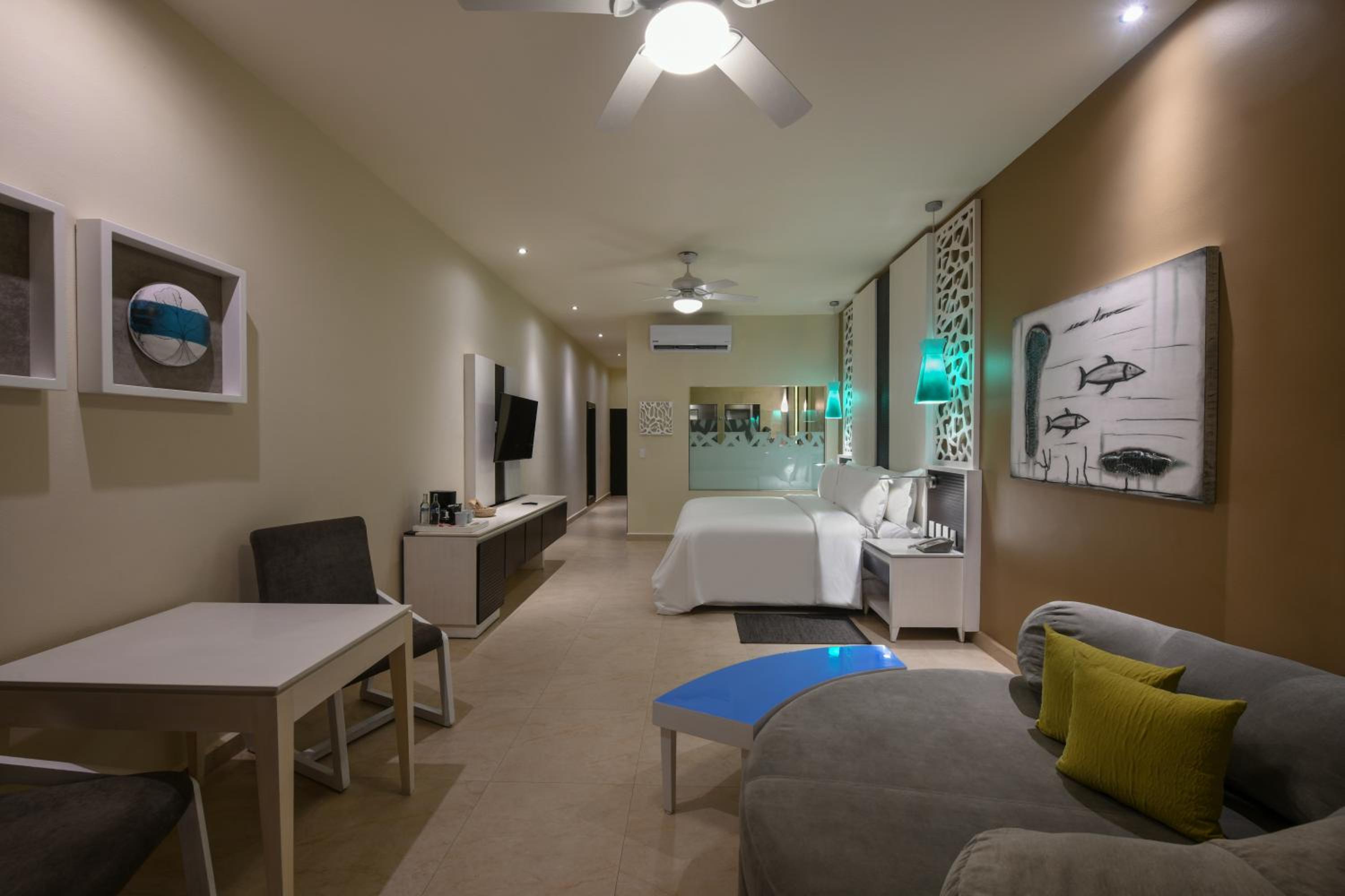 Oceanfront Swim up Suite - Photo 1