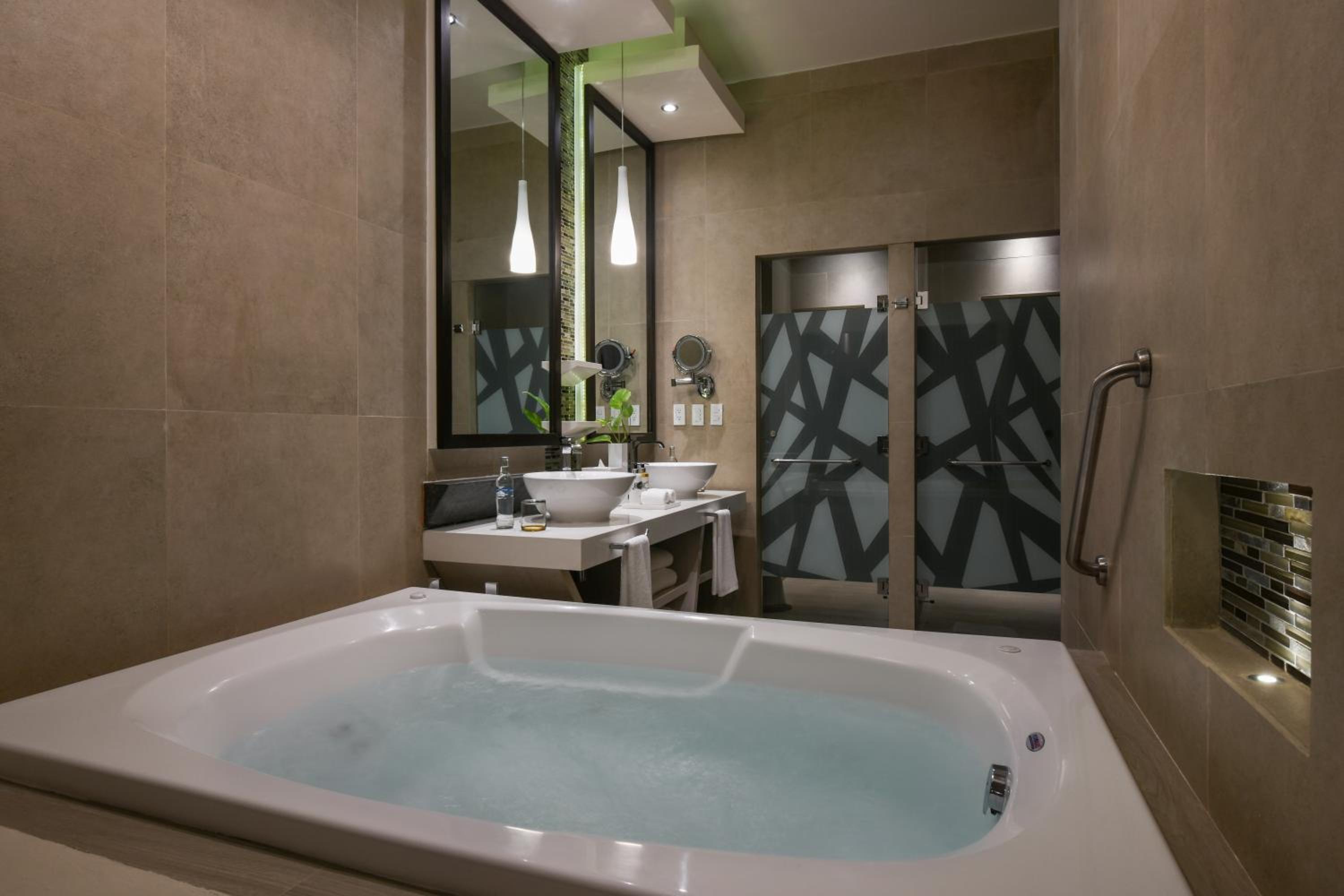 Oceanfront Swim up Suite - Photo 4