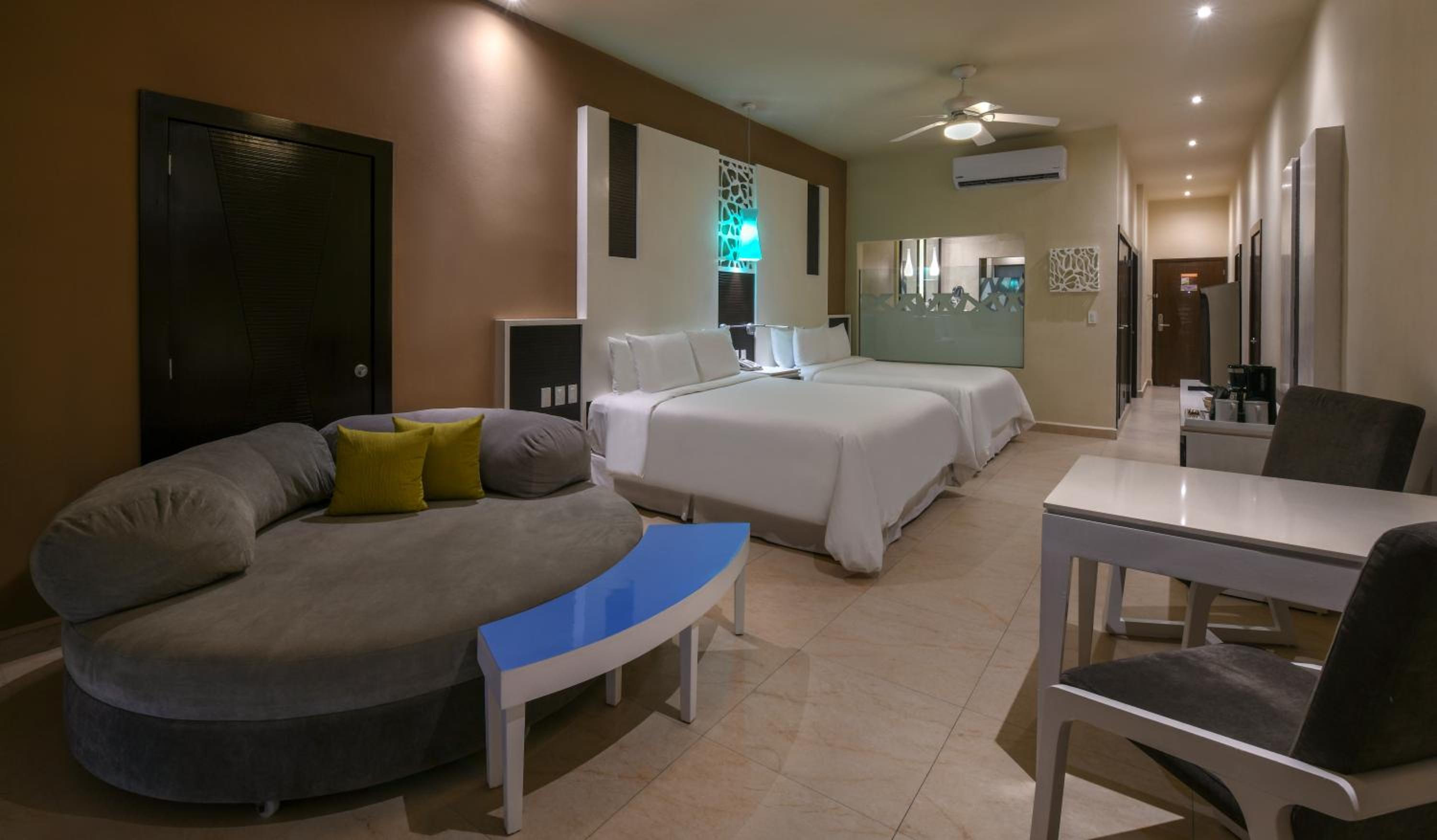 Oceanfront Swim up Suite - Photo 3