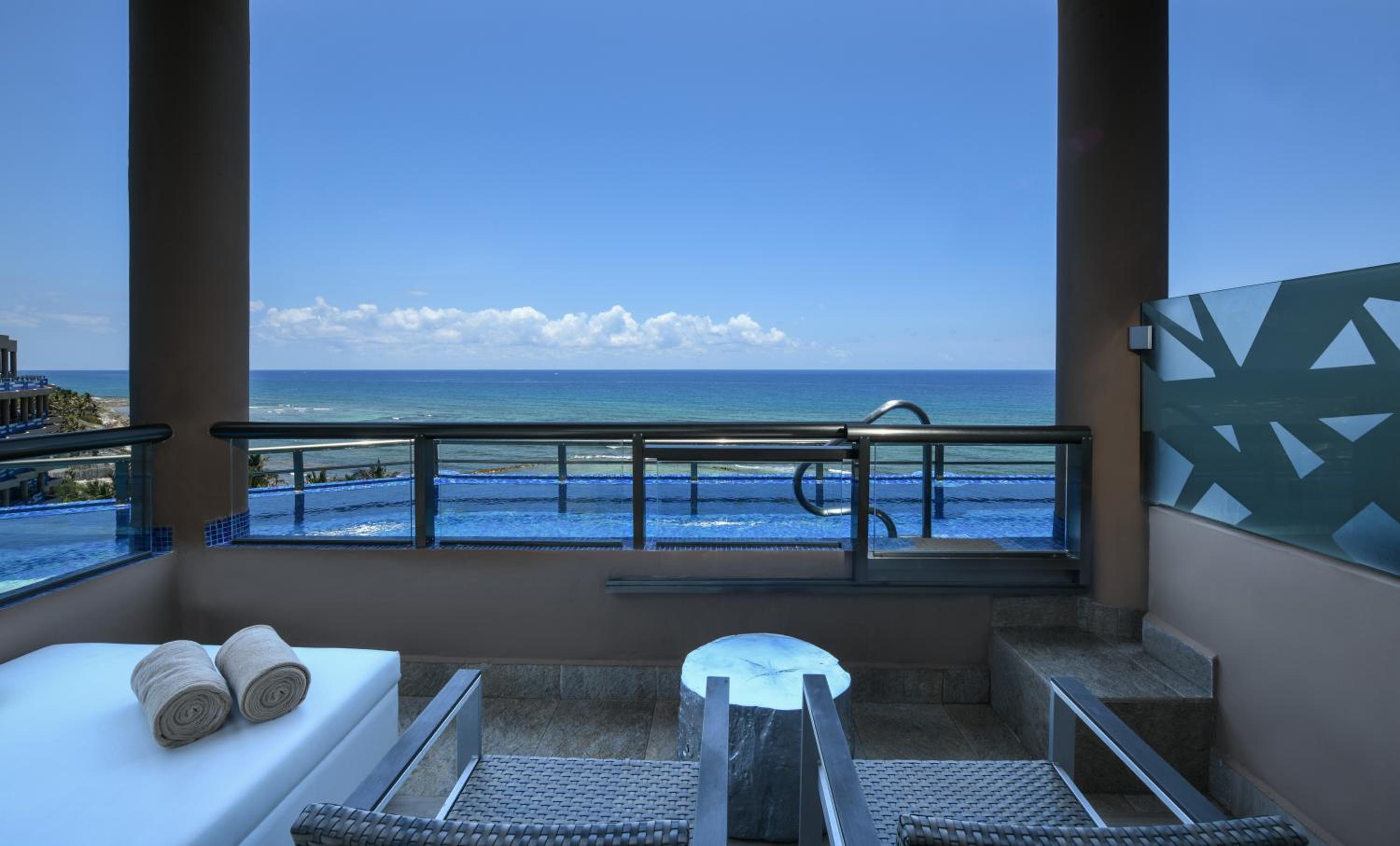 Oceanfront Honeymoon Suite - Photo 4