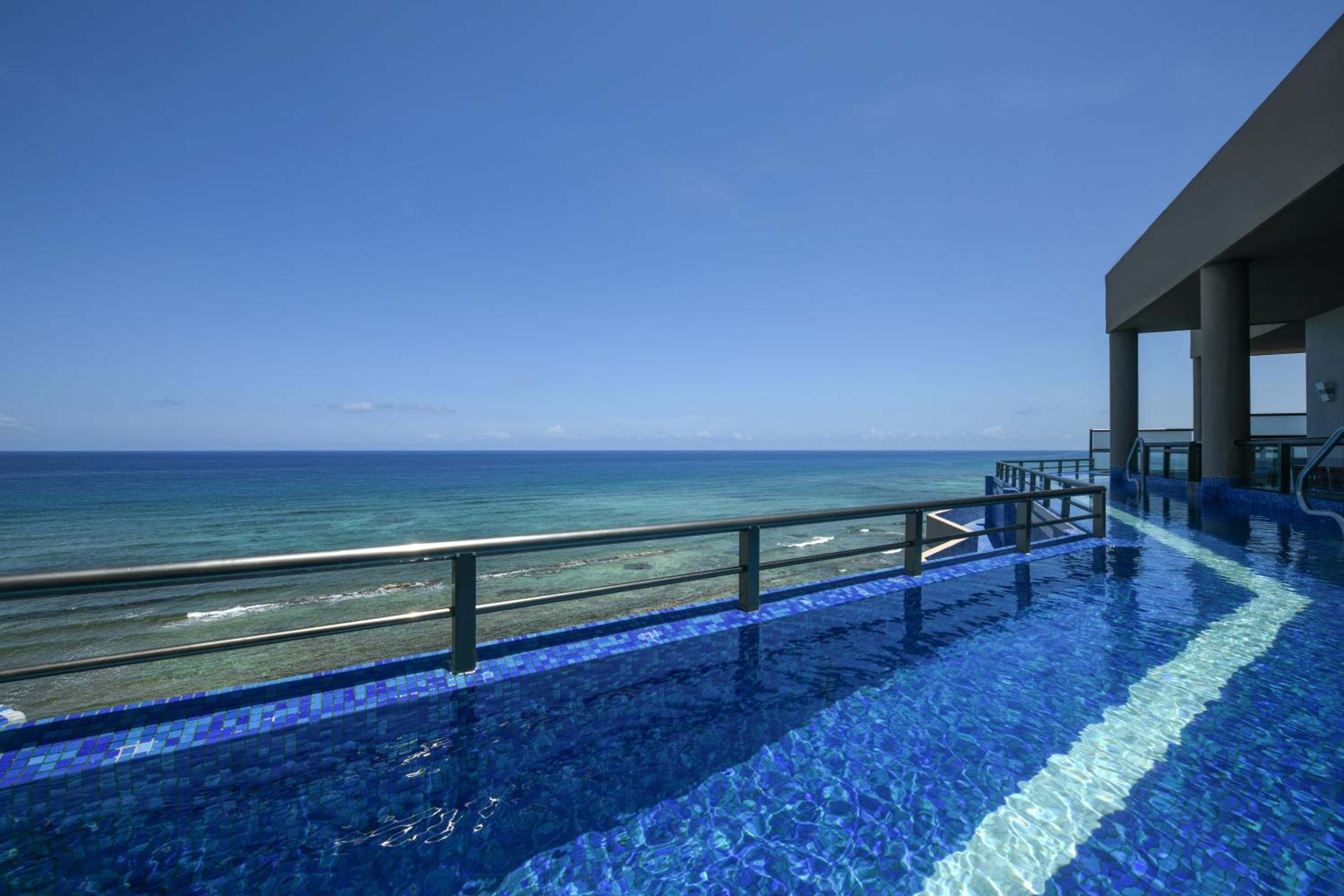 Oceanfront Honeymoon Suite - Photo 3