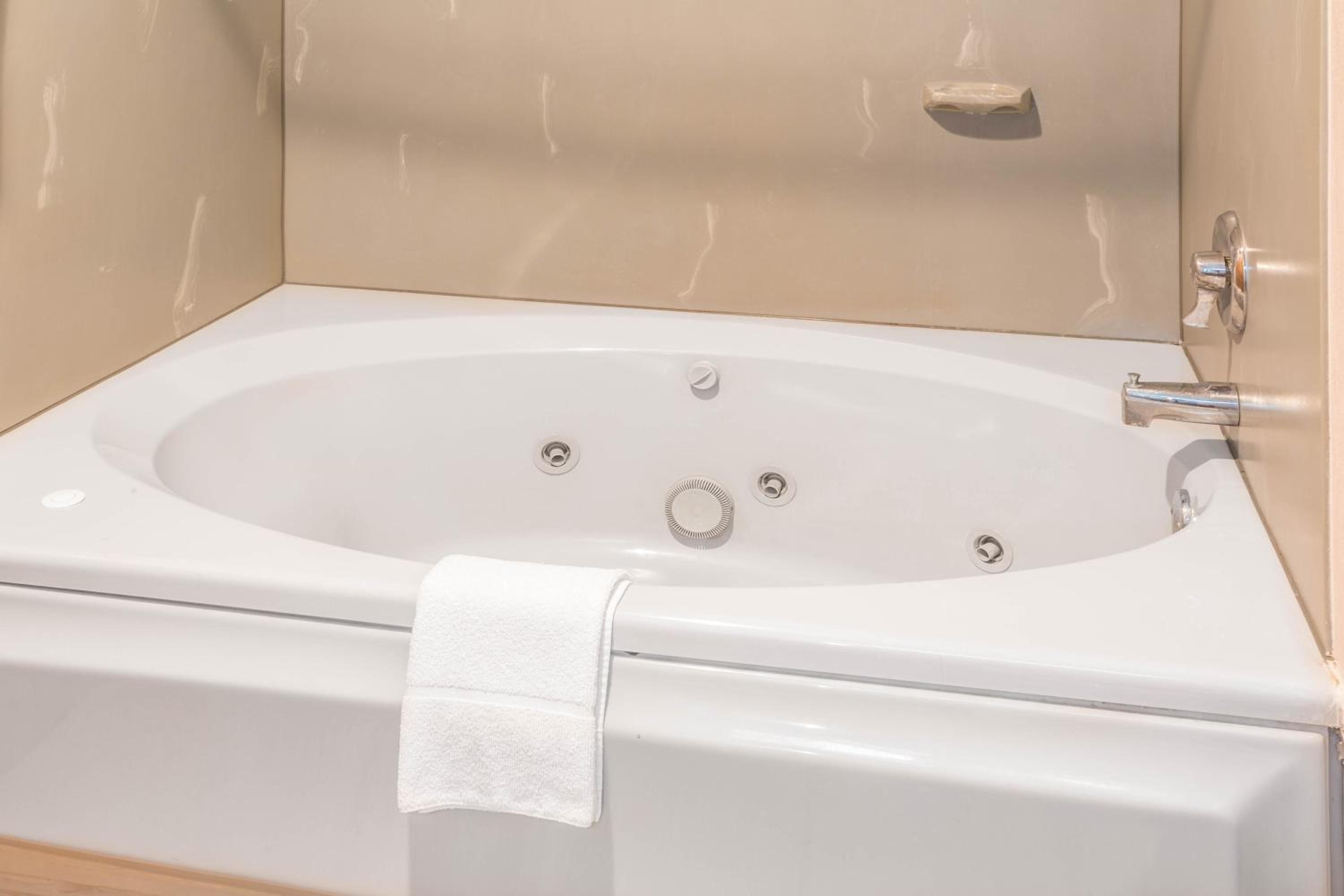2 FULL BEDS | NON-SMOKING JACUZZI TUB MICFRIDGE - Photo 5