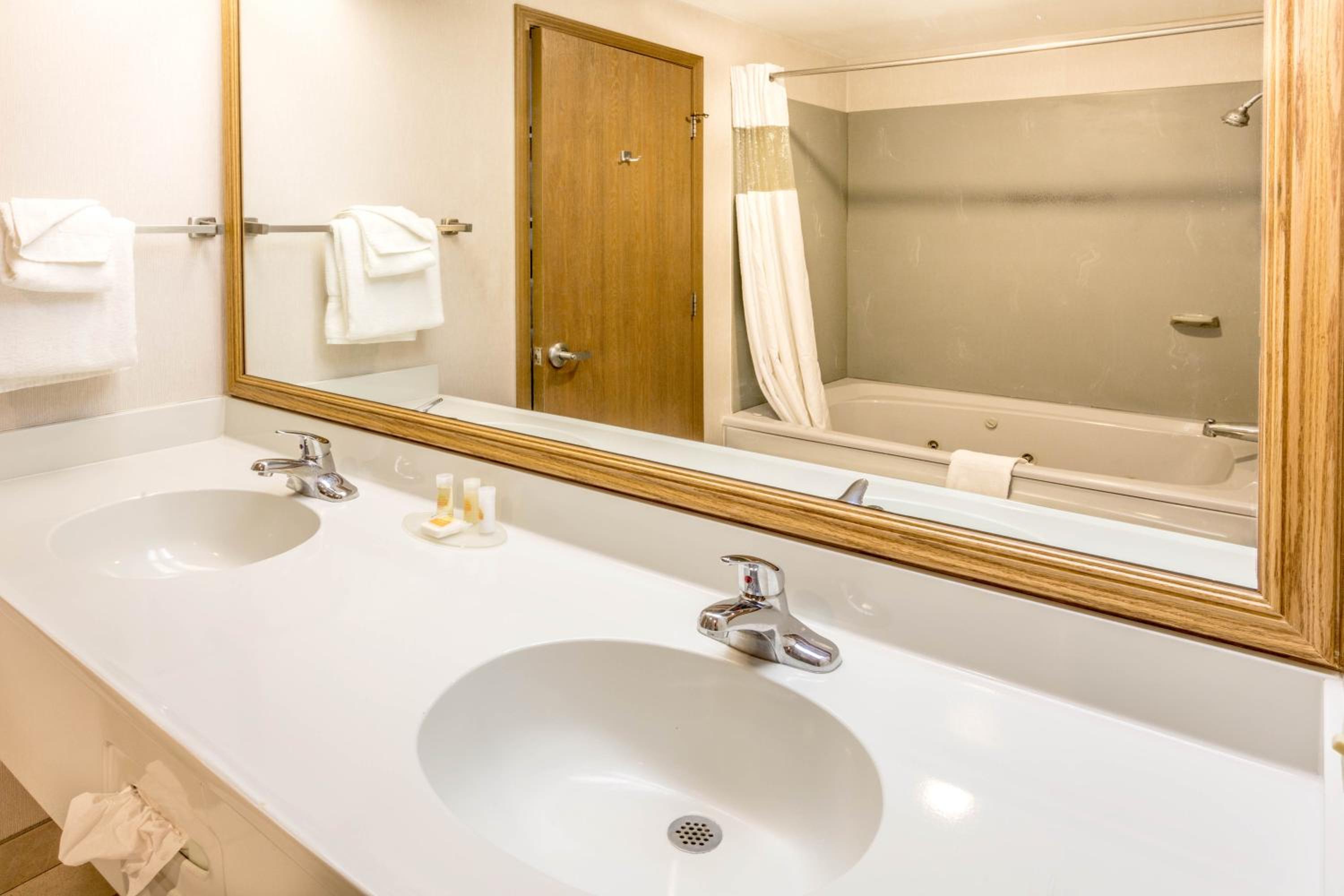2 FULL BEDS | NON-SMOKING JACUZZI TUB MICFRIDGE - Photo 4