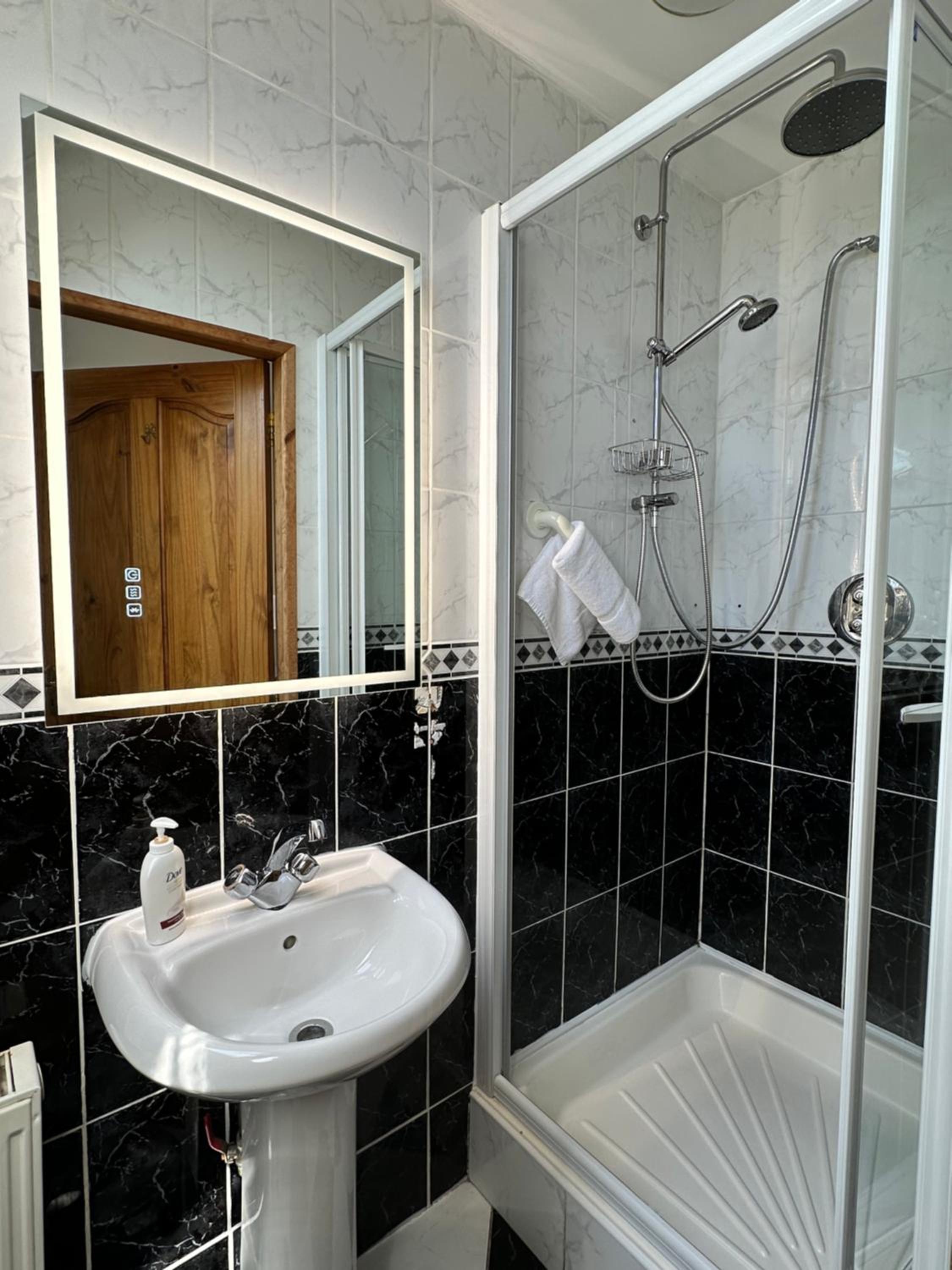 Triple Room with Private Bathroom - Photo 8
