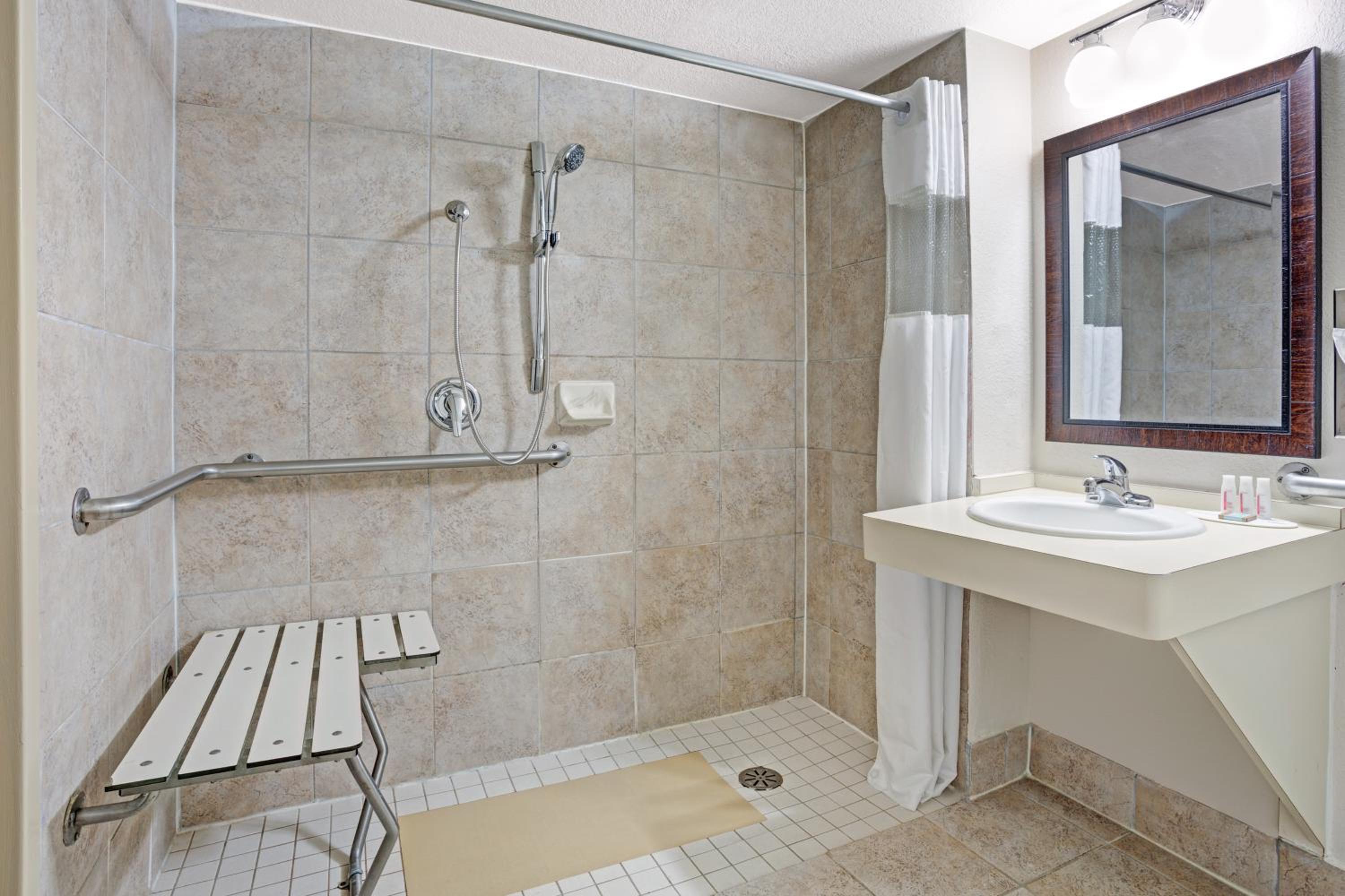 Queen Room with Roll-In Shower - Mobility Accessible/Non-Smoking photo 3