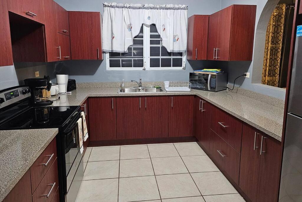 Three-Bedroom House photo 3
