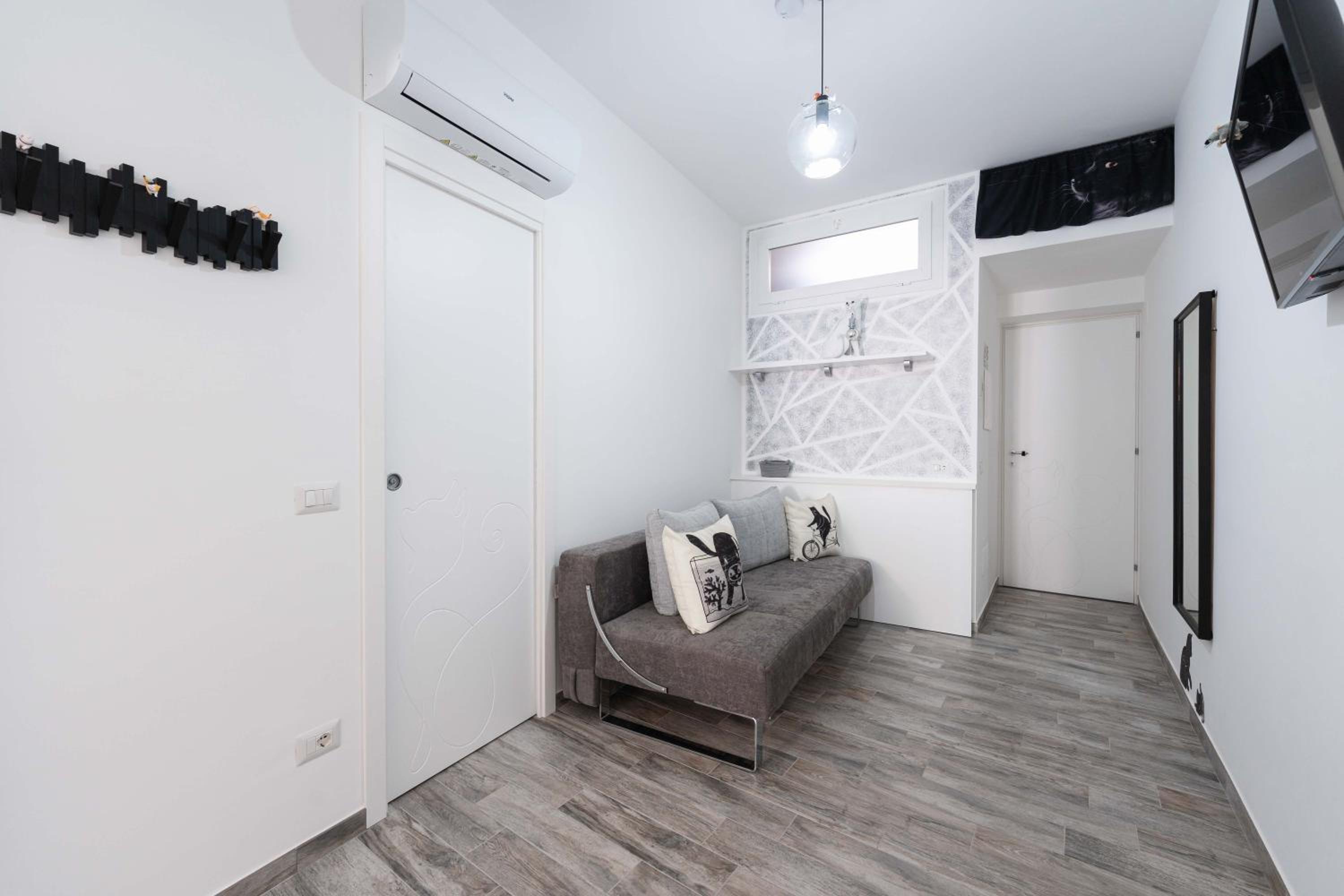 One-Bedroom Apartment photo 3