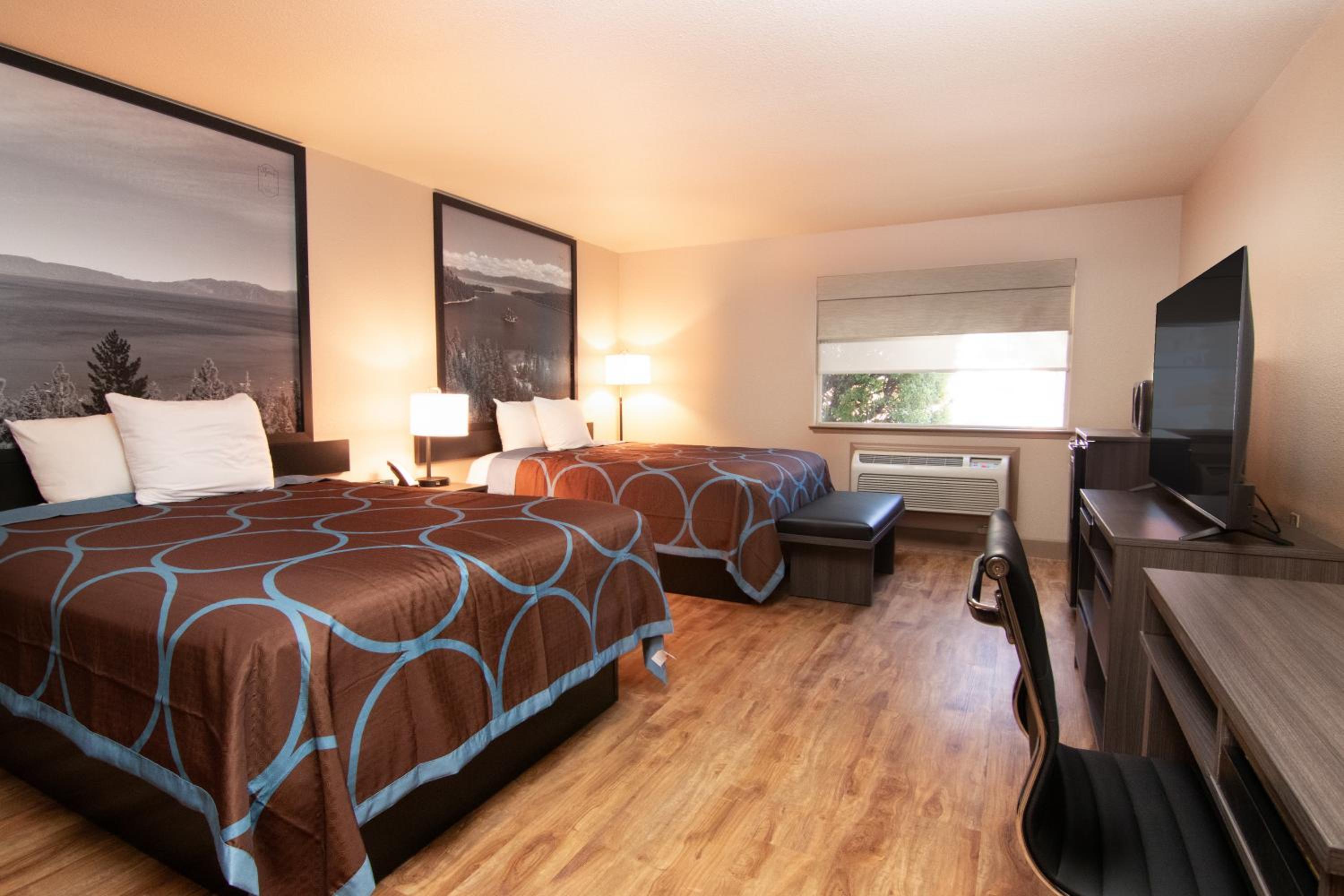 Queen Room with Two Queen Beds - Non-Smoking photo 3