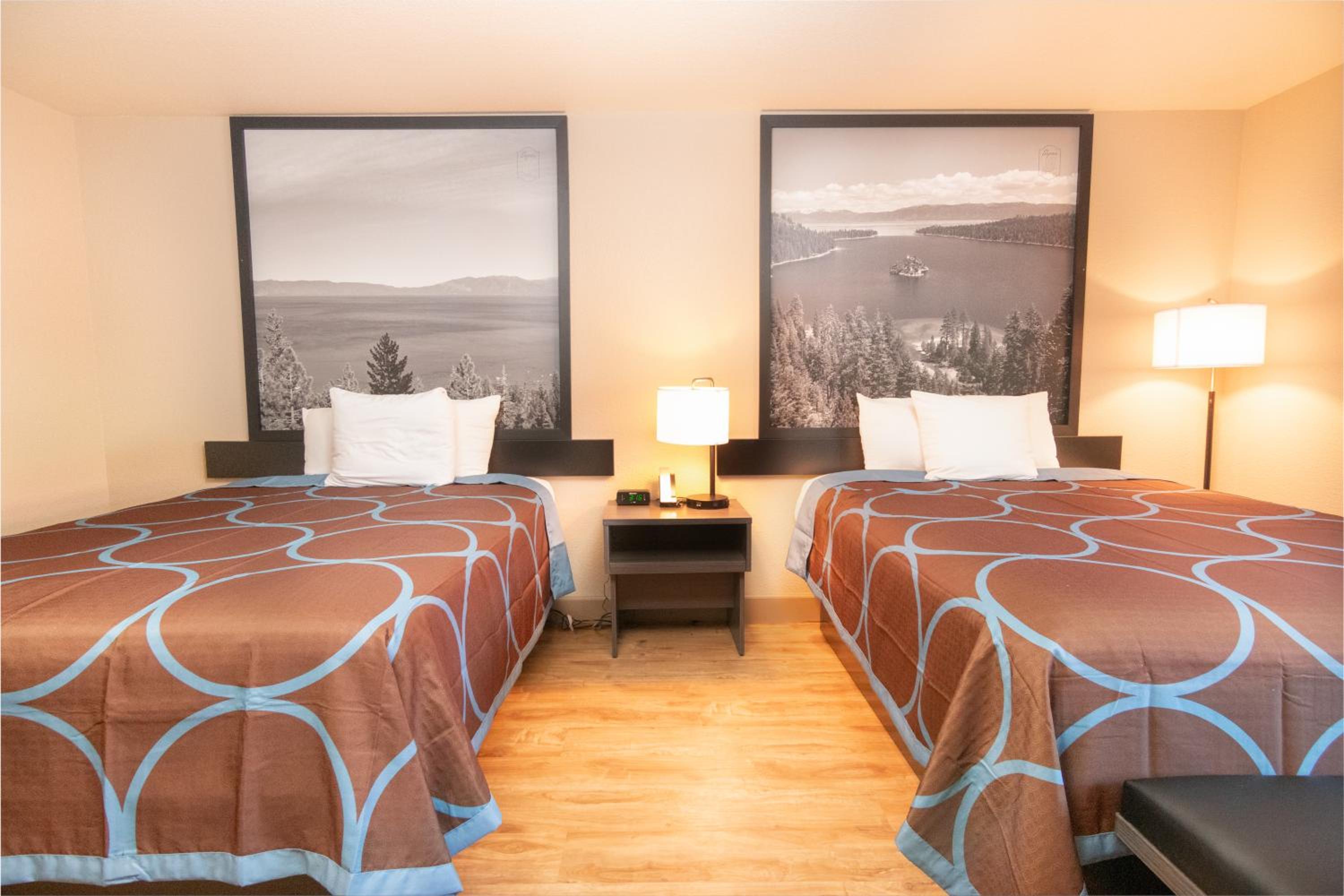 Queen Room with Two Queen Beds - Non-Smoking photo 2