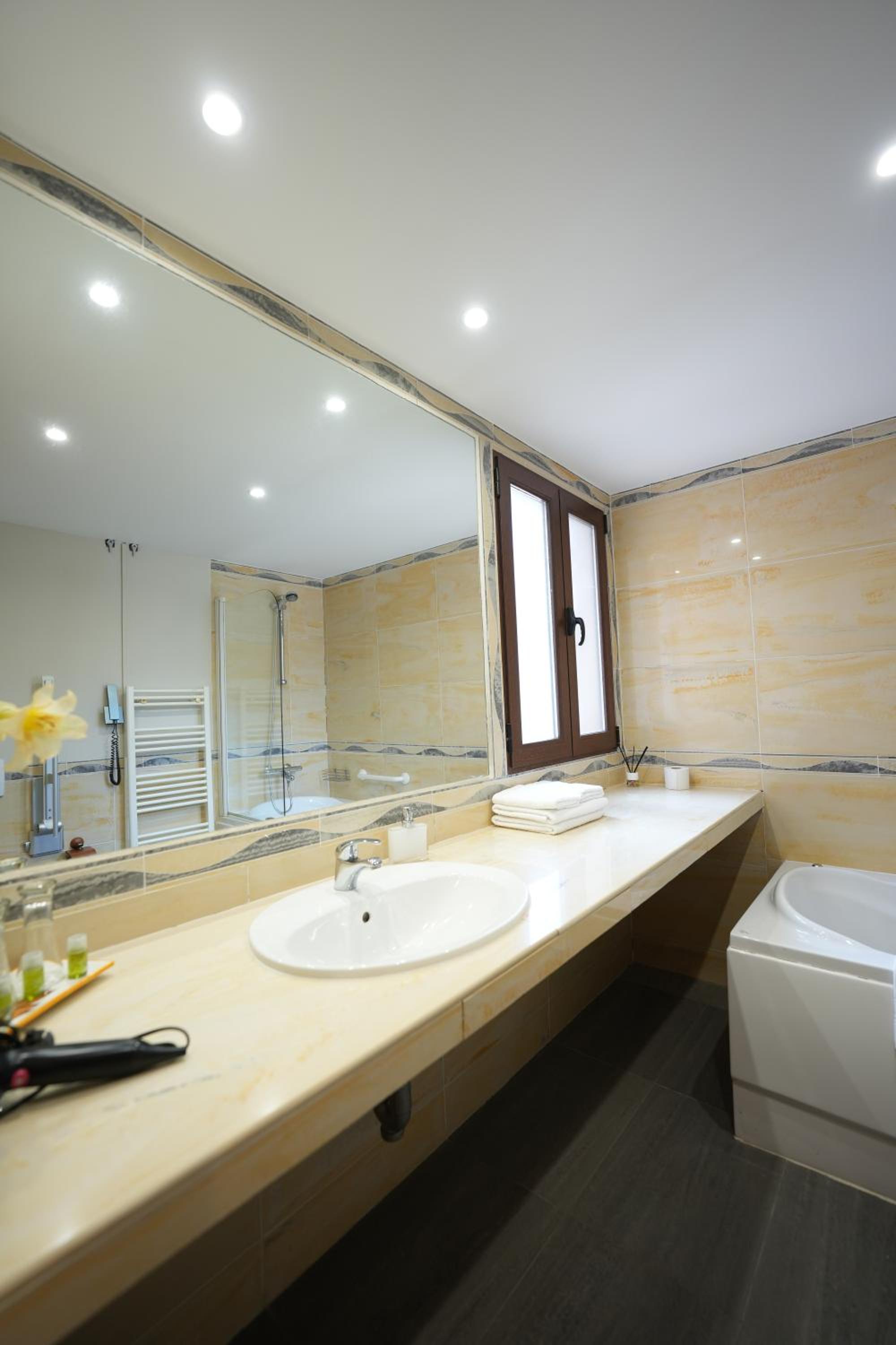 Double Room with Spa Bath photo 3