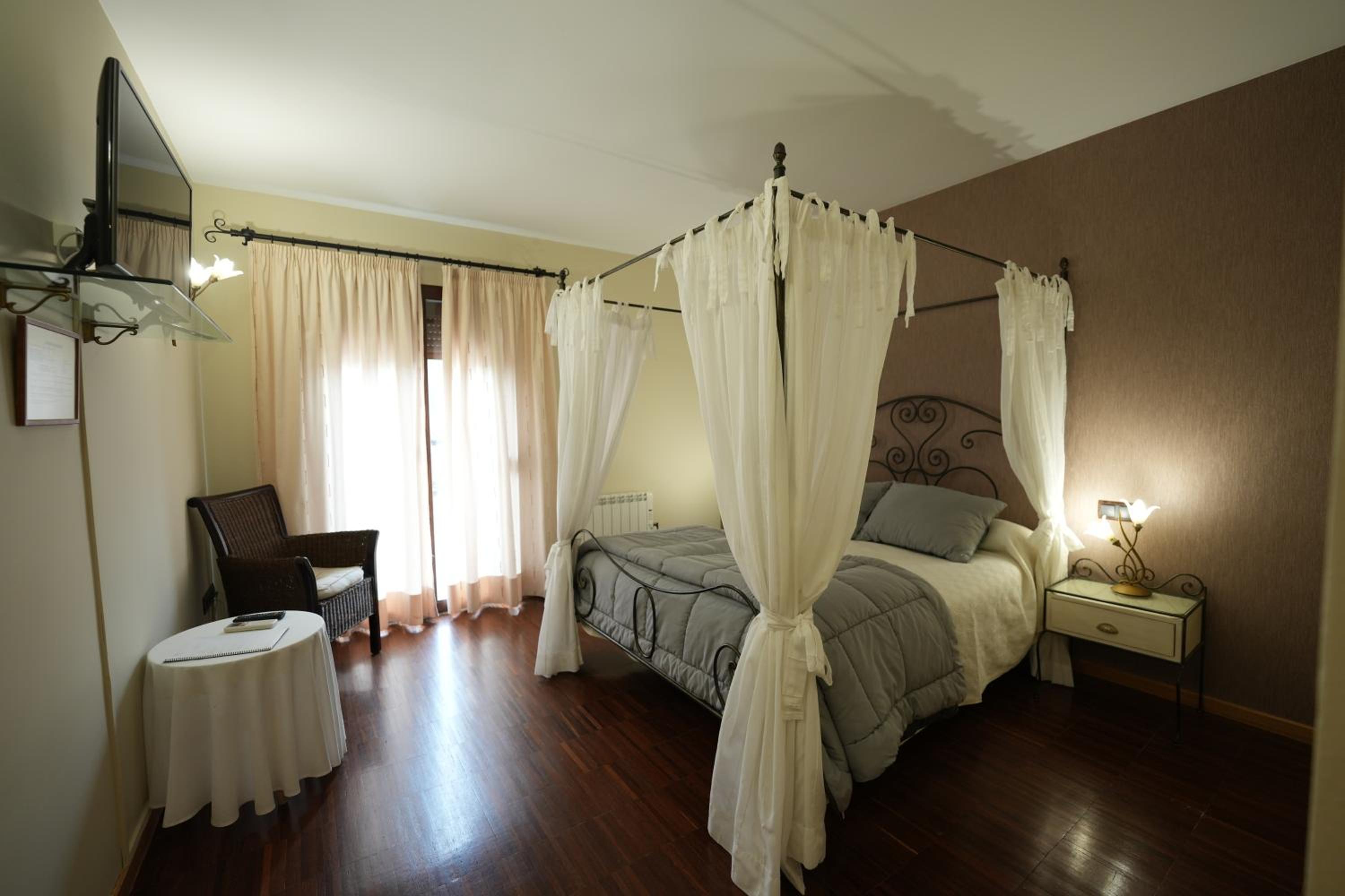 Double Room with Spa Bath photo 2