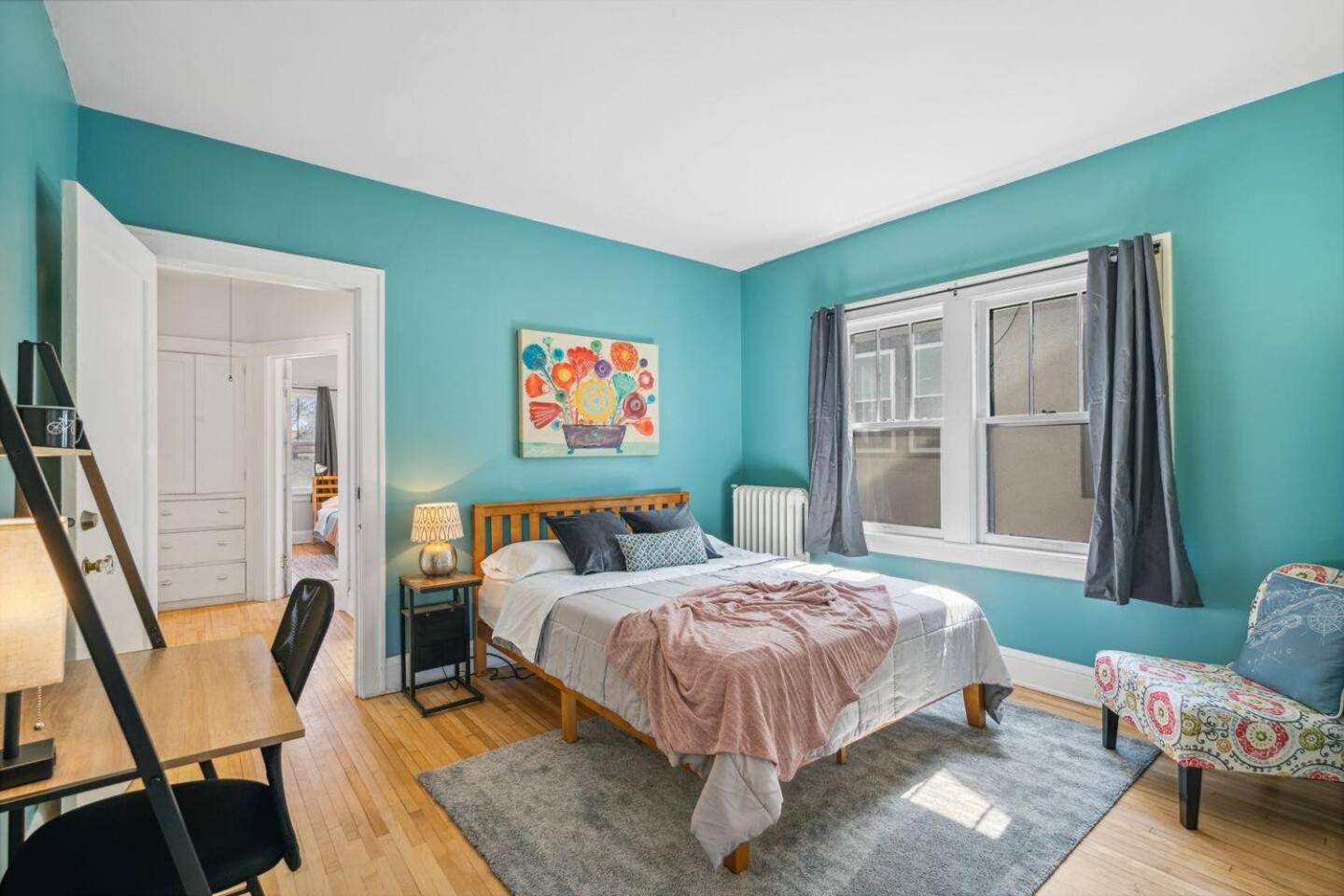 Five-Bedroom House photo 1