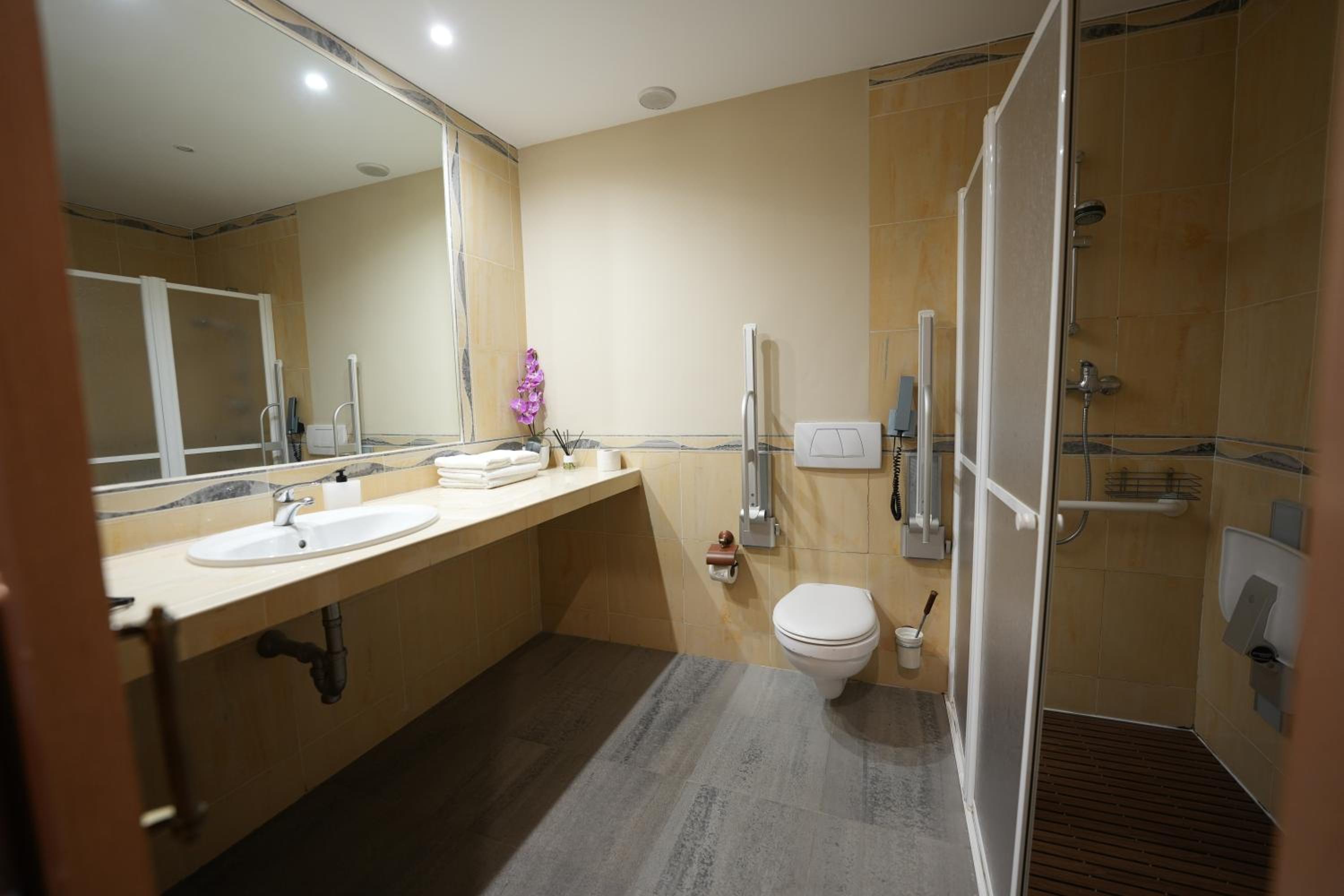 Double Room - Disability Access photo 2