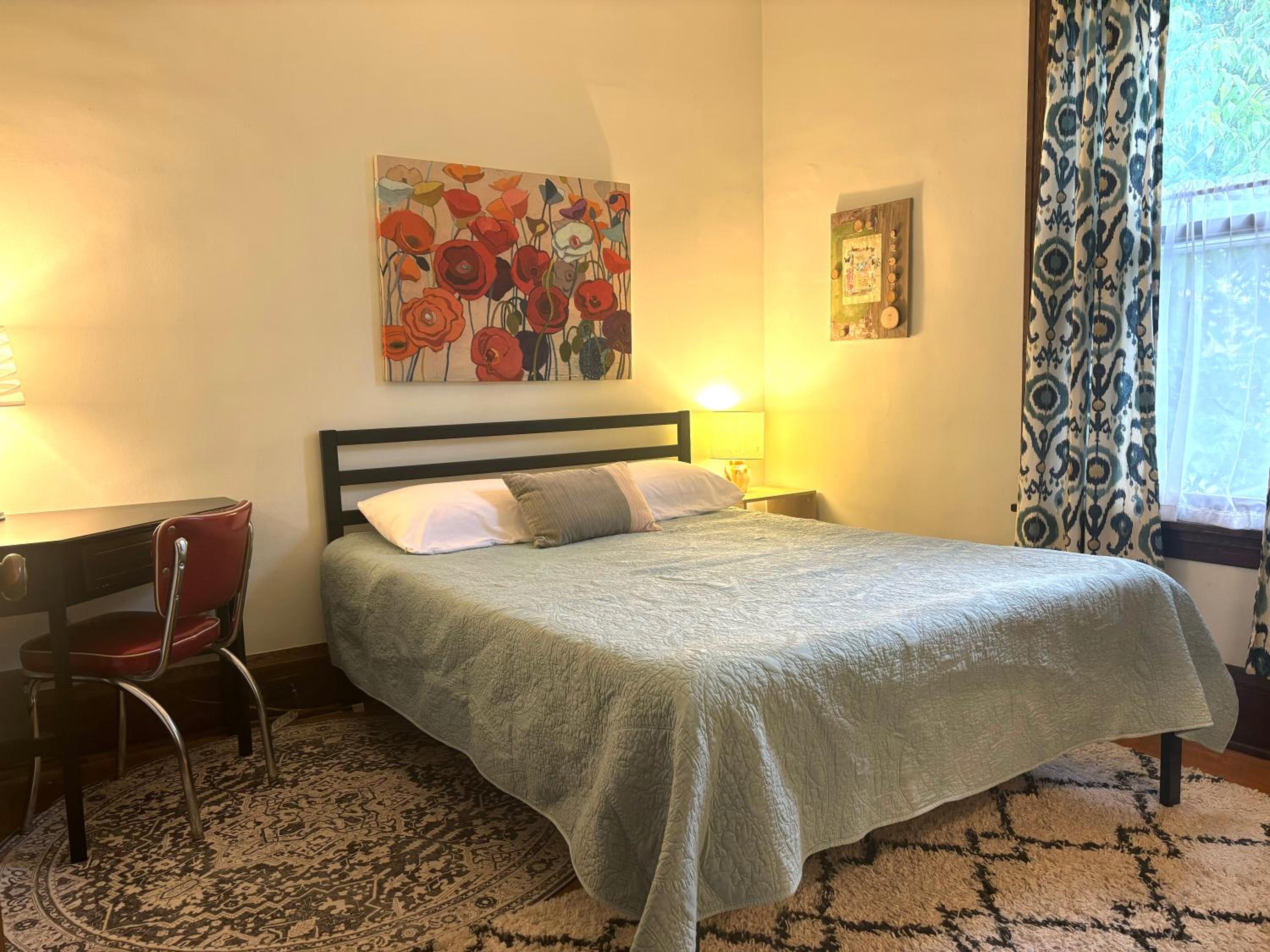 Queen Room photo 1