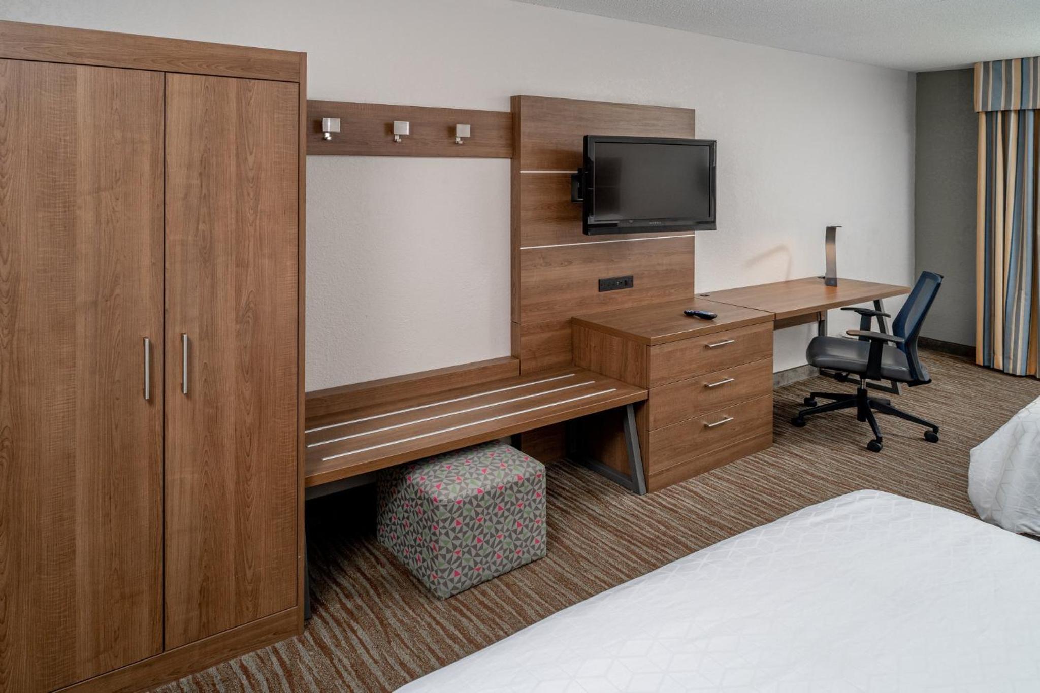 Standard Room with Two Queen Beds - Photo 3