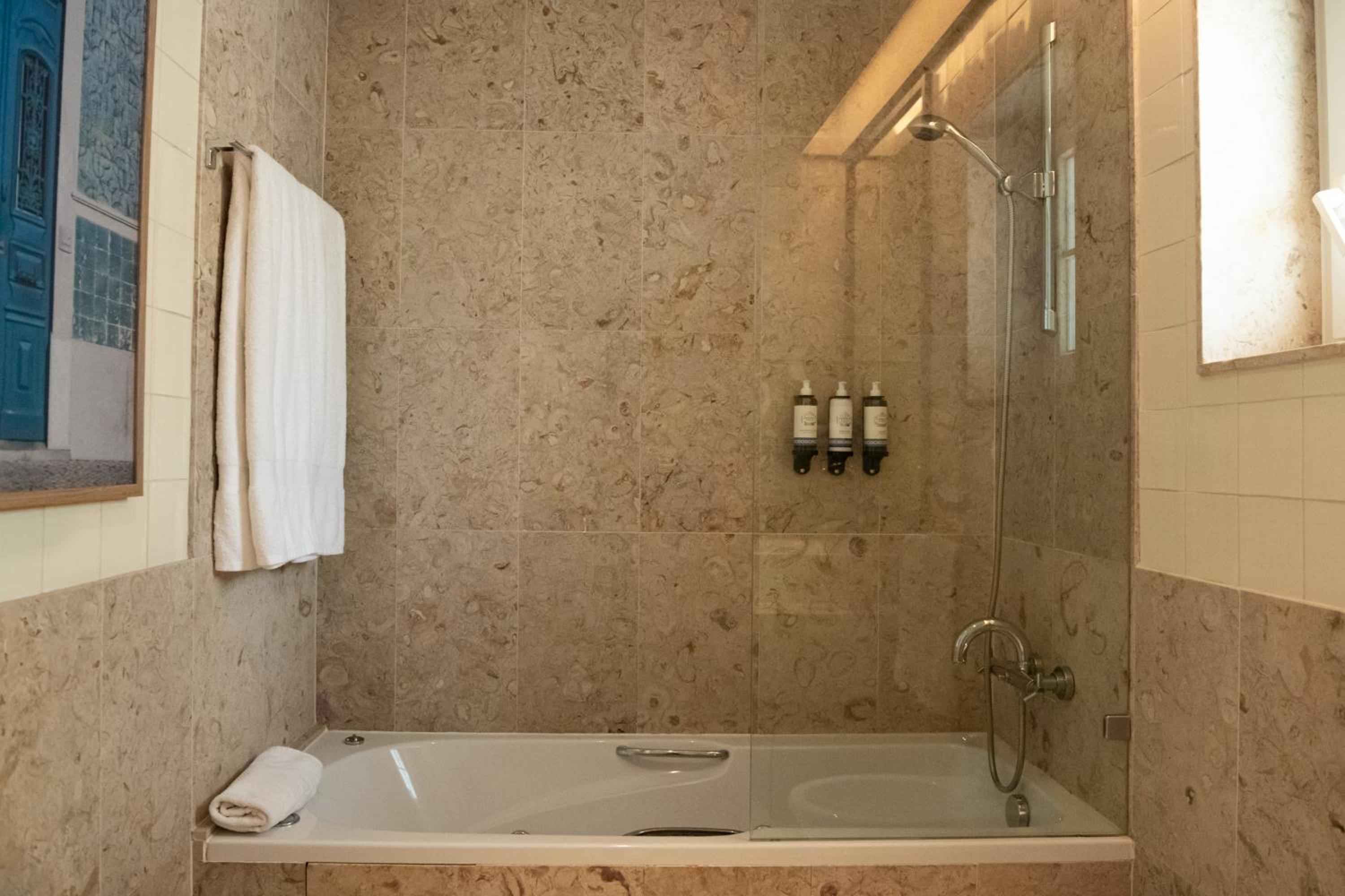 Elite Sapphire One Bedroom Residence - Photo 3
