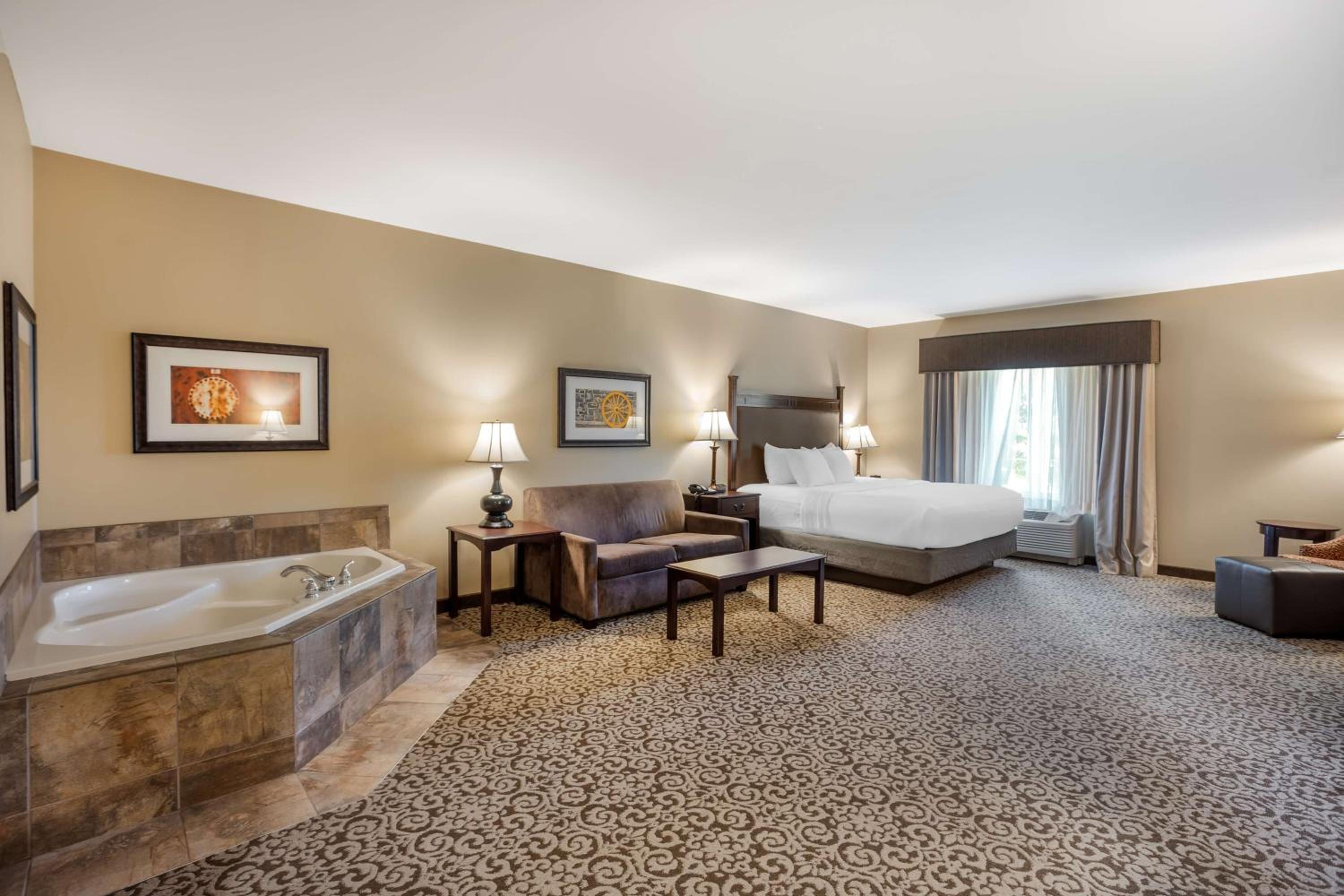 King Suite with Sofa Bed - Non-Smoking photo 1