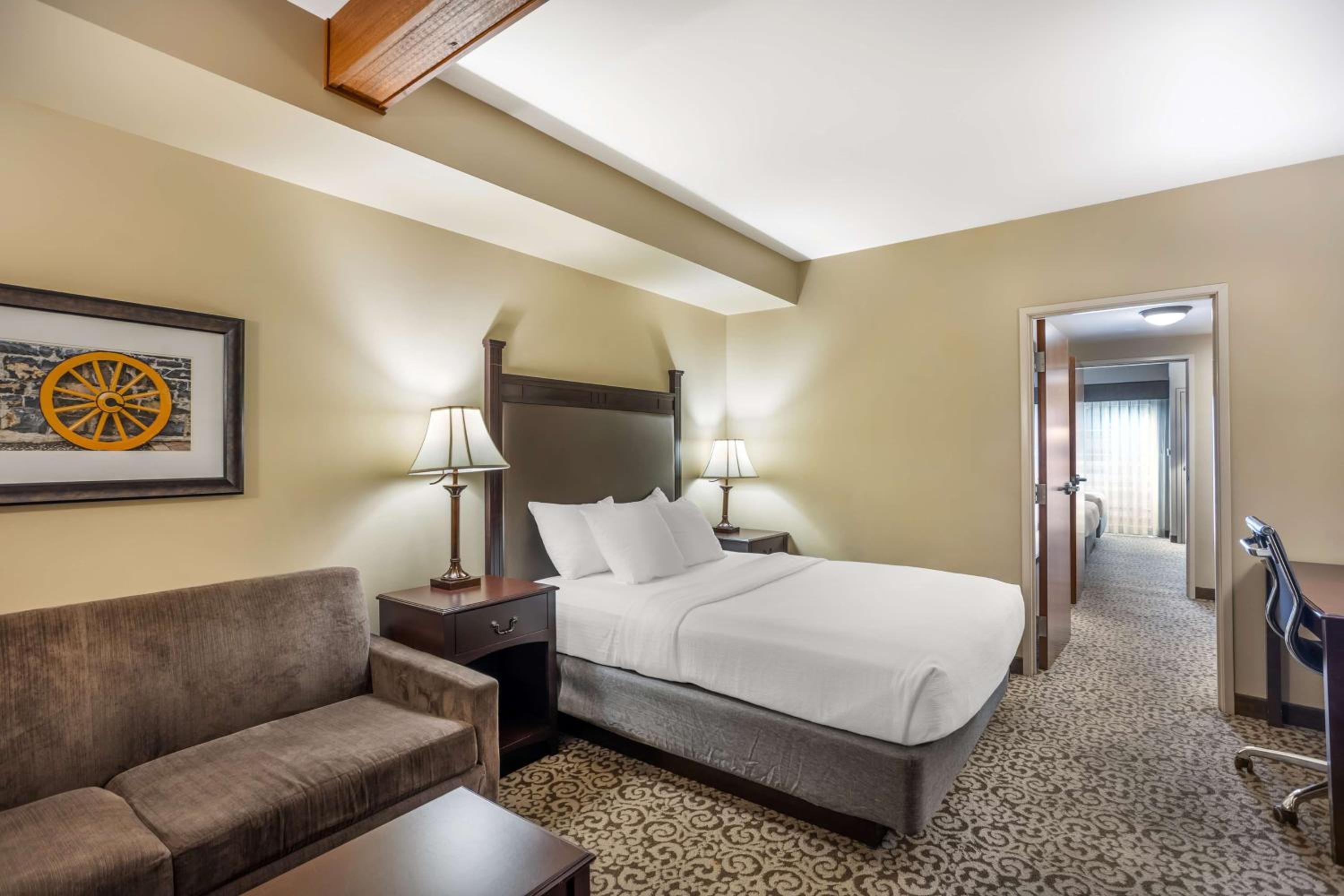 Queen Suite with Three Queen Beds, Sofa Bed and Patio - Non-Smoking photo 3
