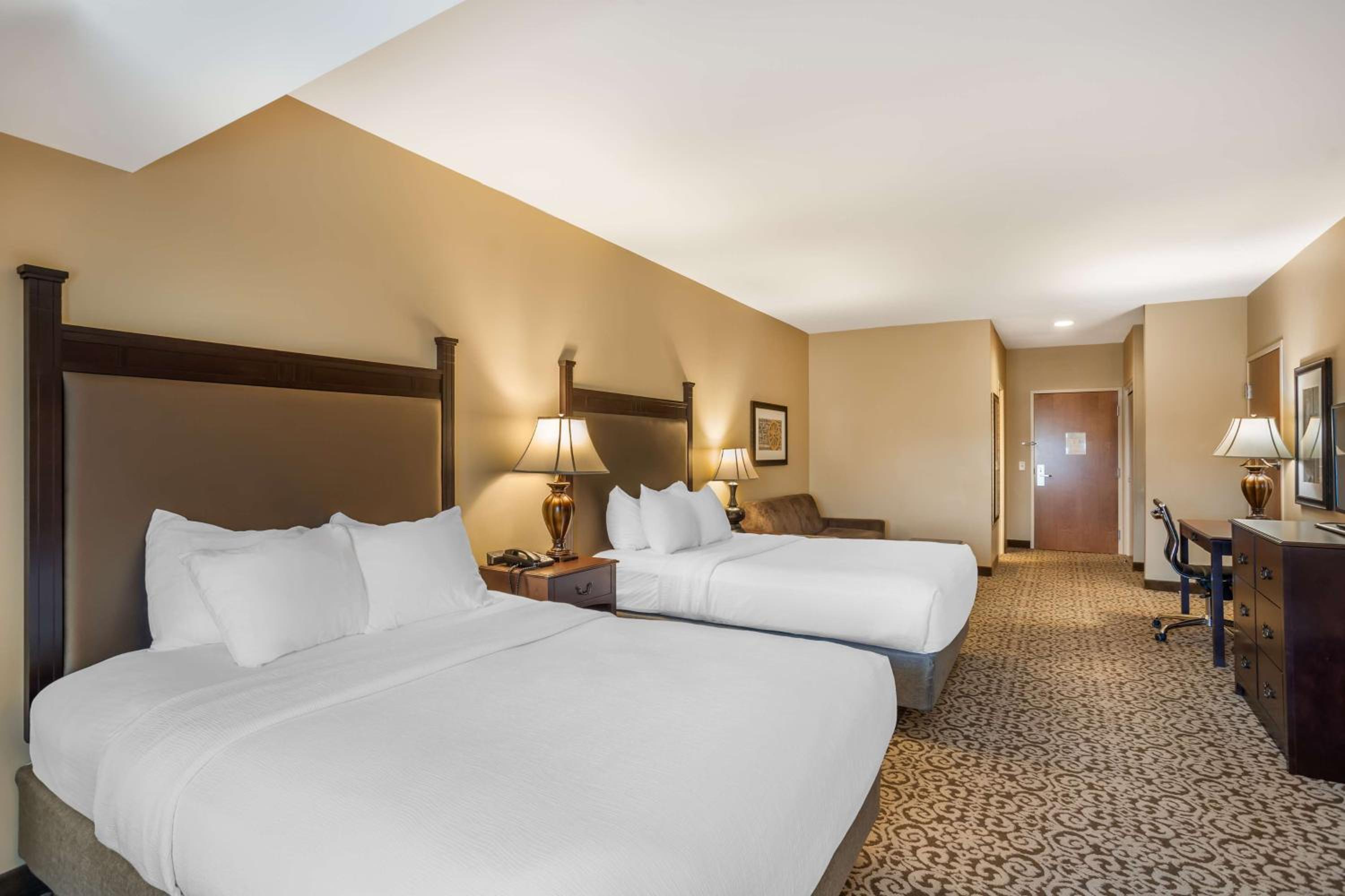 Two-Room Queen Suite with Two Queen Beds and Sofa Bed - Non-Smoking photo 1