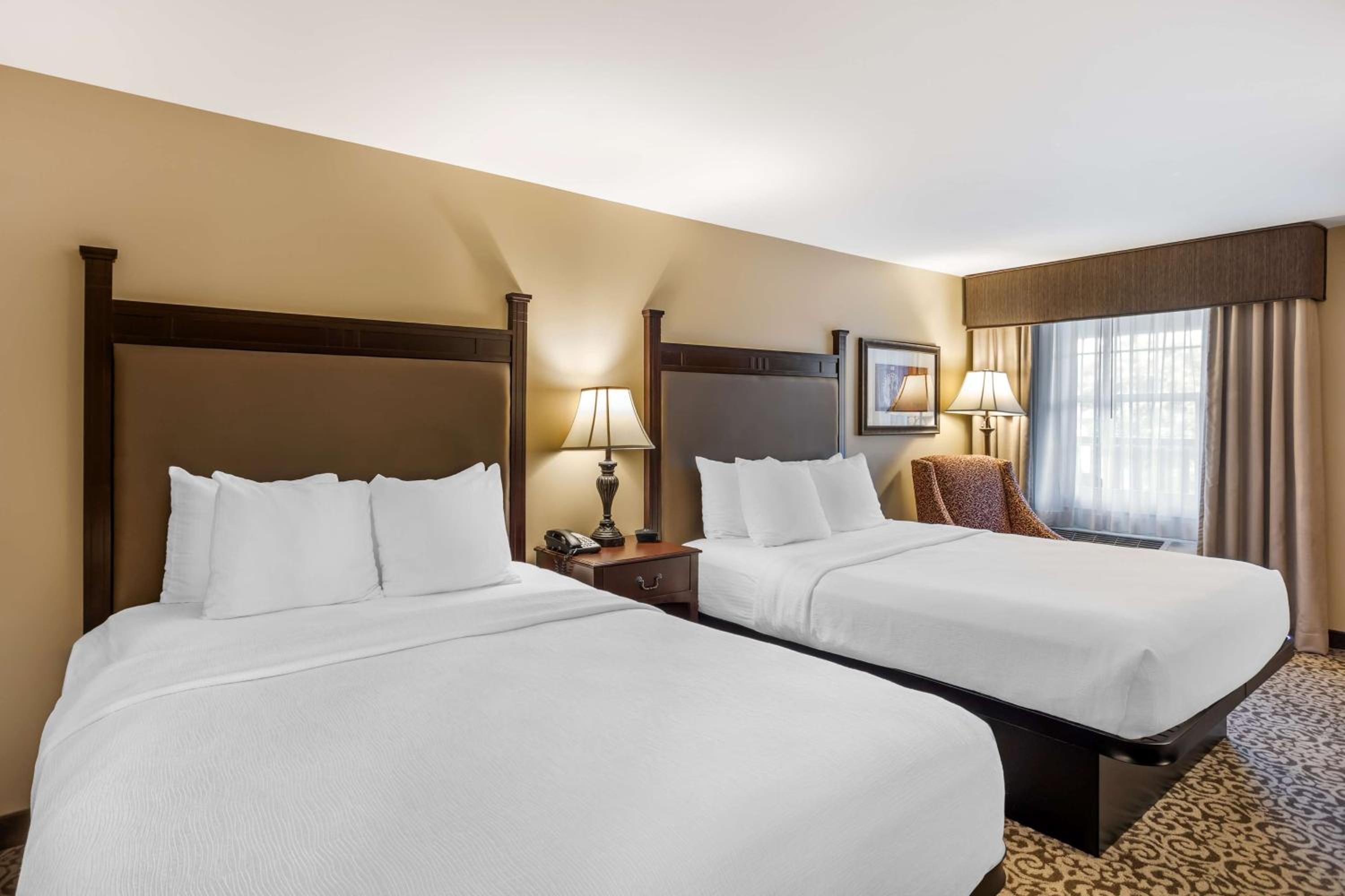 Queen Room with Two Queen Beds and Bath Tub - Mobility Accessible