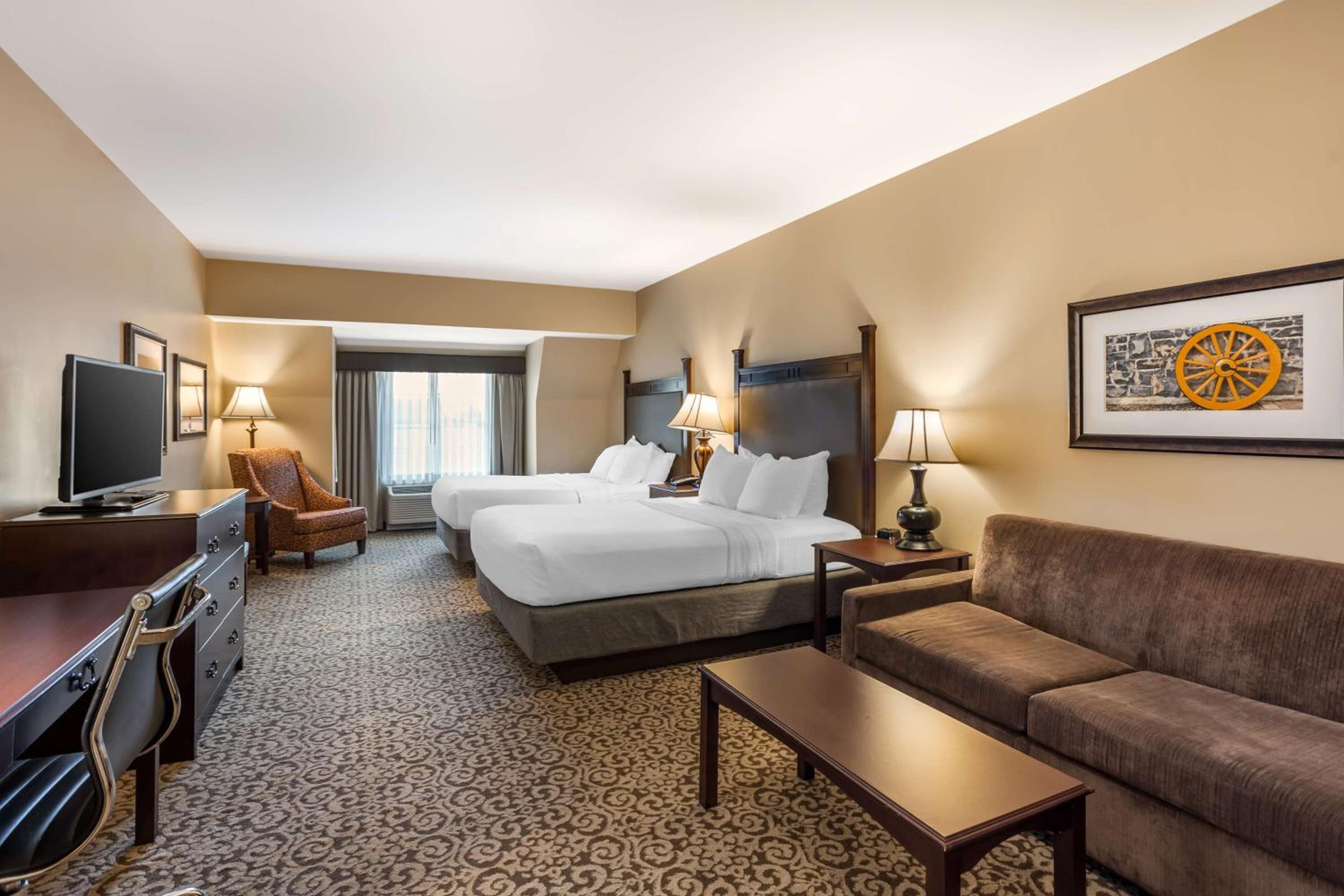 Two-Room Queen Suite with Two Queen Beds and Sofa Bed - Non-Smoking photo 3