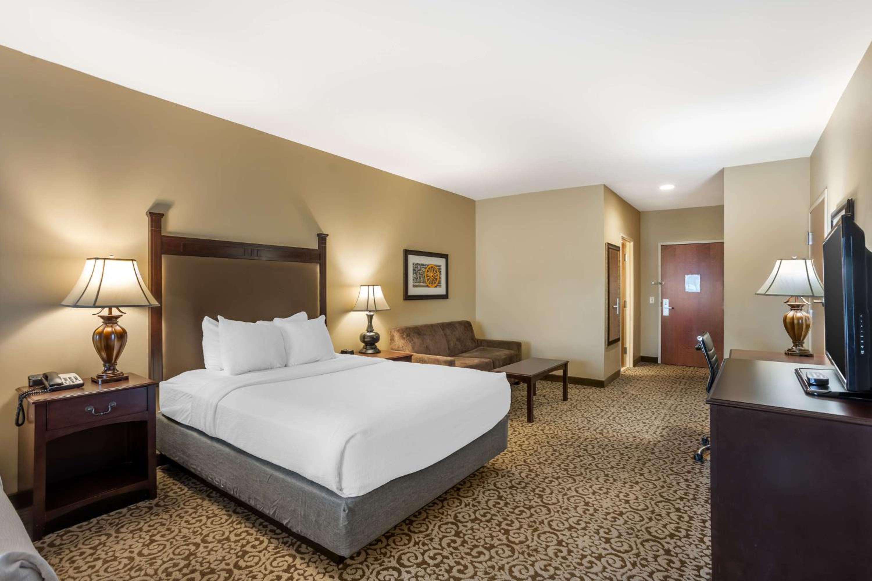 Two-Room Queen Suite with Two Queen Beds and Sofa Bed - Non-Smoking photo 2