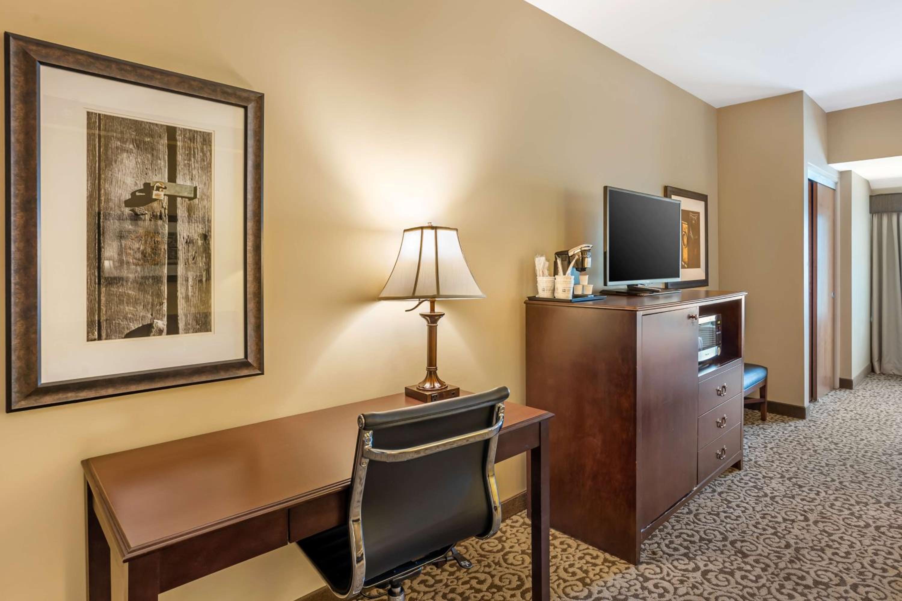 Queen Suite with Two Queen Beds and Sofa Bed - Mobility Accessible/Non-Smoking photo 3