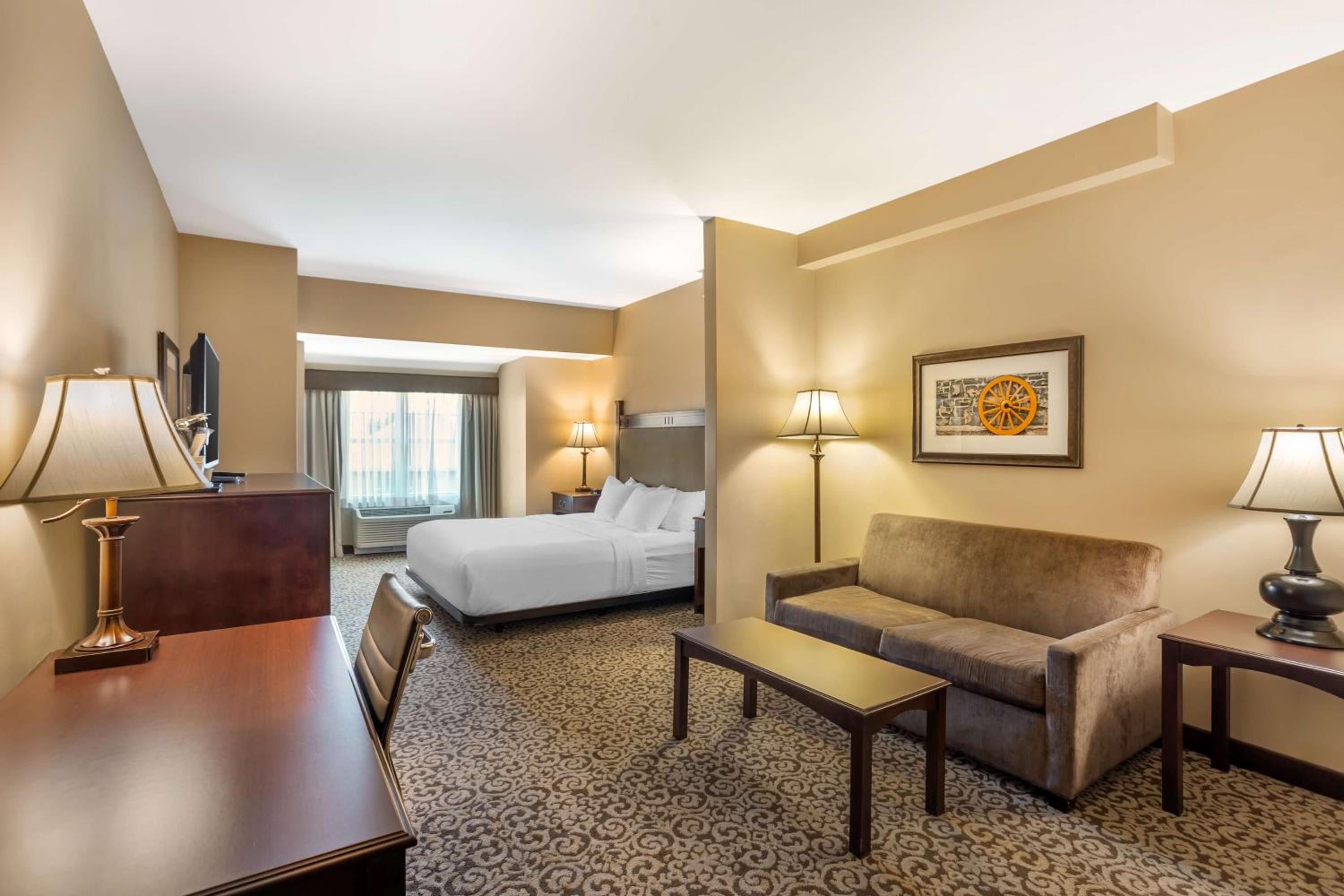 King Suite with Roll-In Shower and Sofa Bed - Disability/Non-Smoking photo 2
