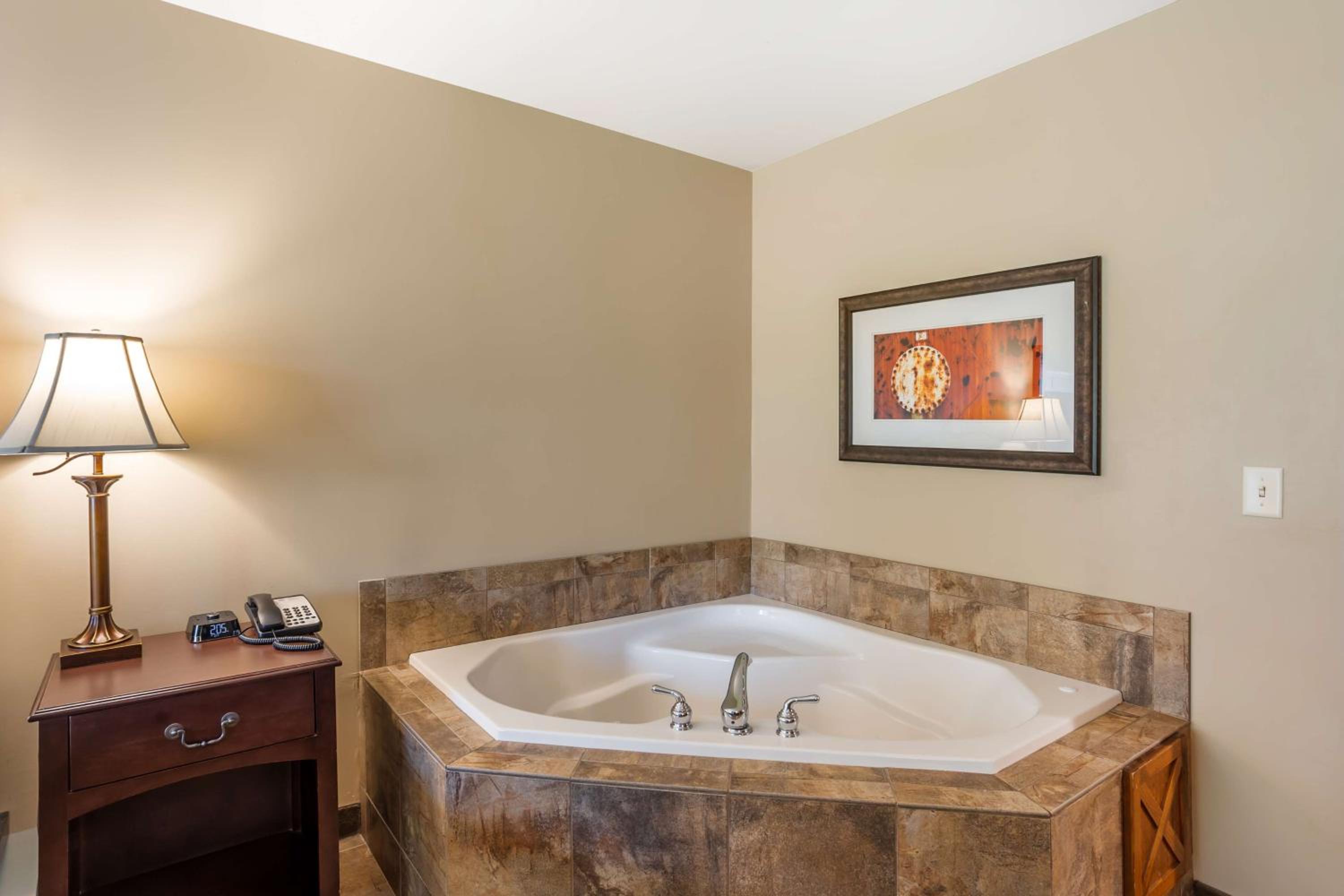 King Suite with Sofa Bed - Non-Smoking photo 3