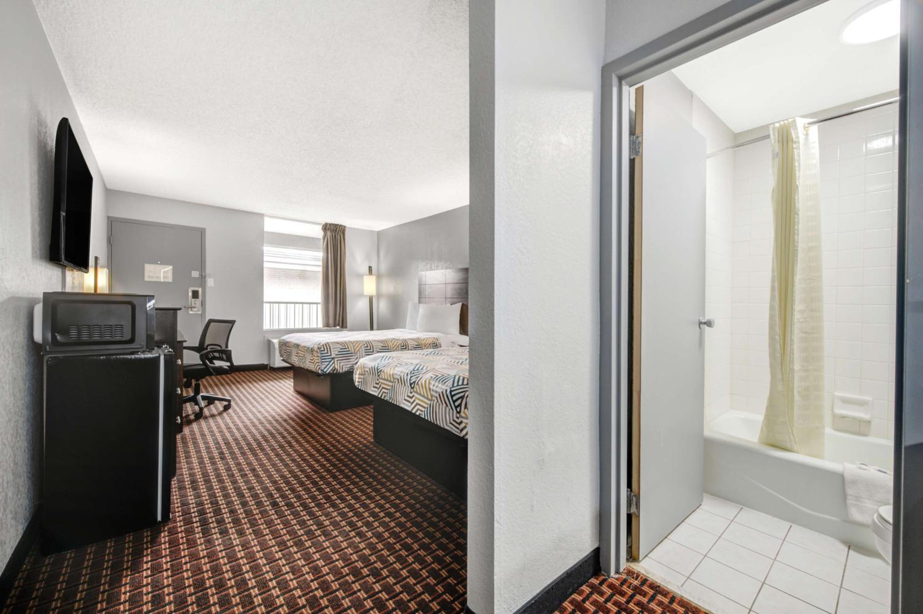 Double Room - Non-Smoking  - Photo 9
