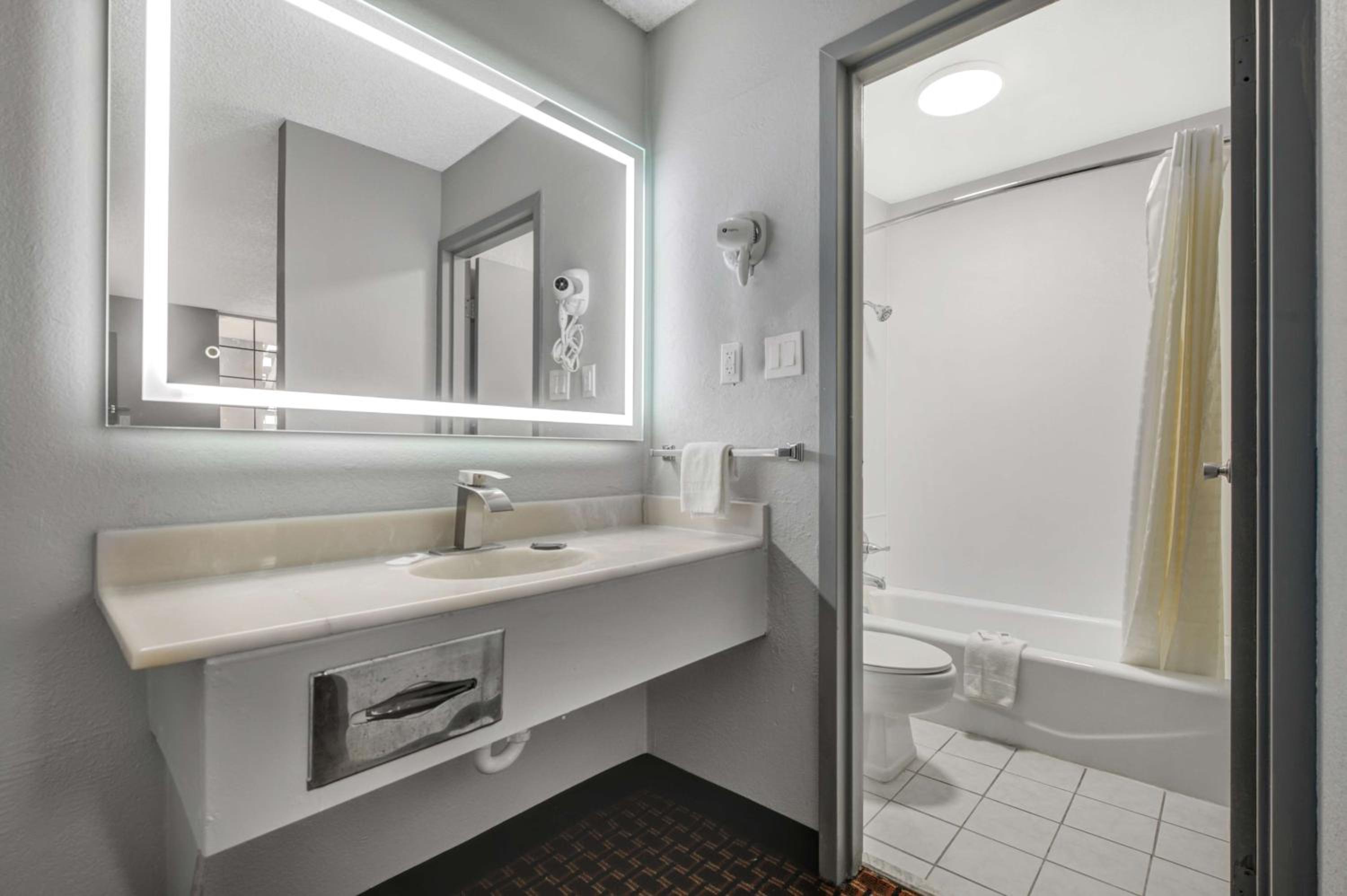 Double Room - Non-Smoking  - Photo 7